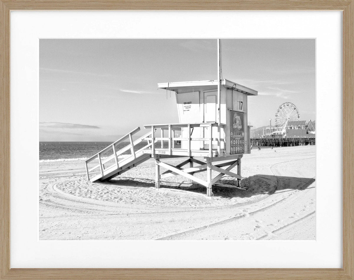 Schwarz-weiß Poster mit Rahmen, Kalifornien Santa Monica Beach Lifeguard, von Cosman-Photocollection, 31x25 cm, Wanddekoration