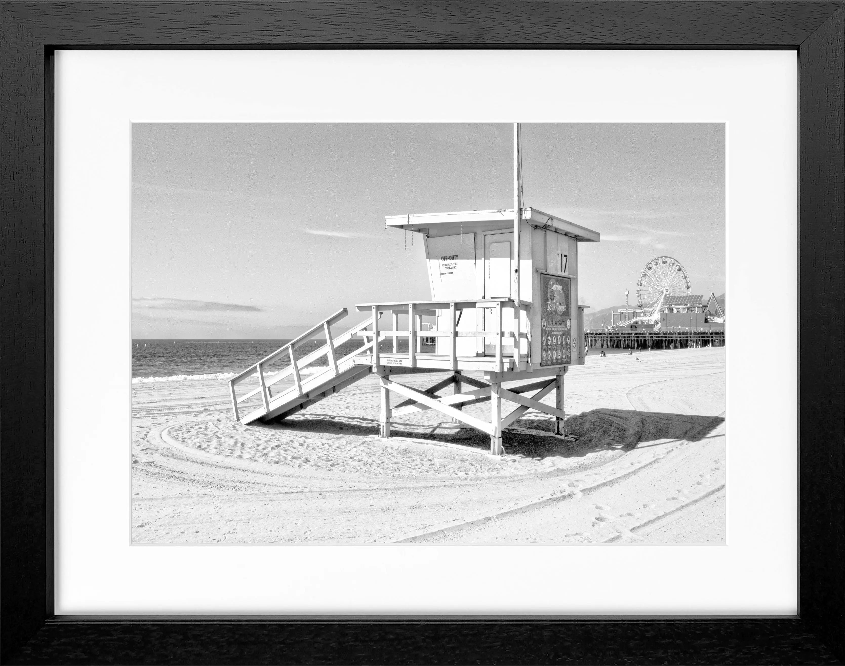 Schwarz-weiß Poster mit Rahmen, Kalifornien Santa Monica Beach Lifeguard, von Cosman-Photocollection, 31x25cm