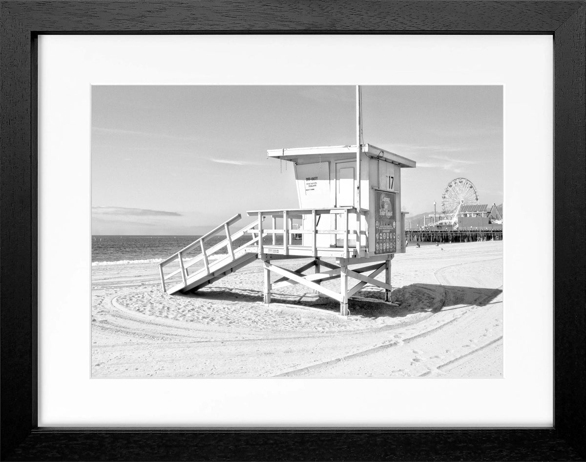 Schwarz-weiß Poster mit Rahmen, Kalifornien Santa Monica Beach Lifeguard, von Cosman-Photocollection, 31x25 cm, Wanddekoration