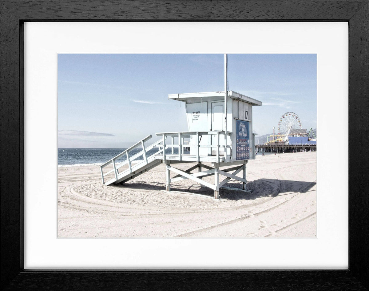 Schwarz-weiß Poster mit Rahmen, Kalifornien Santa Monica Beach Lifeguard, von Cosman-Photocollection, 31x25 cm, Wanddekoration
