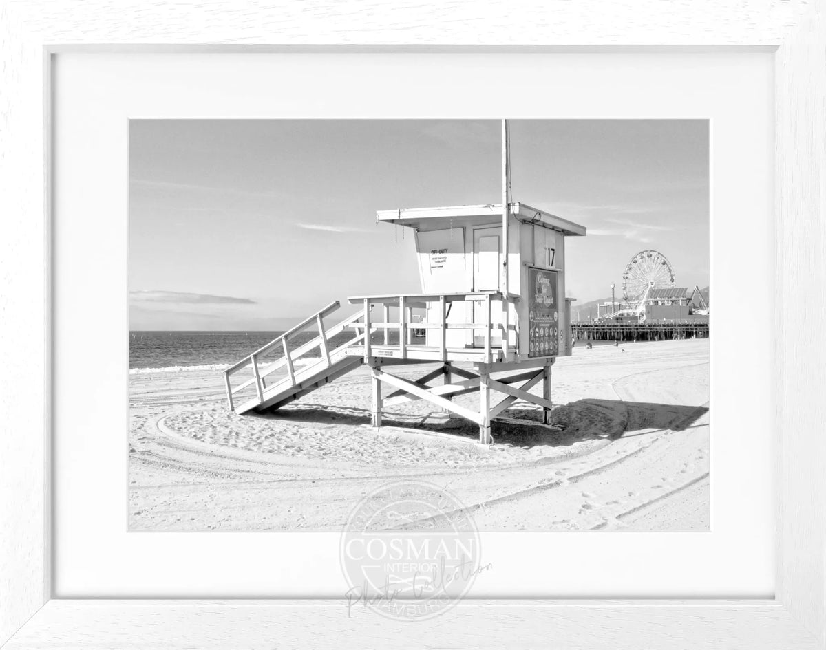 Schwarz-weiß Poster mit Rahmen, Kalifornien Santa Monica Beach Lifeguard, von Cosman-Photocollection, 31x25 cm