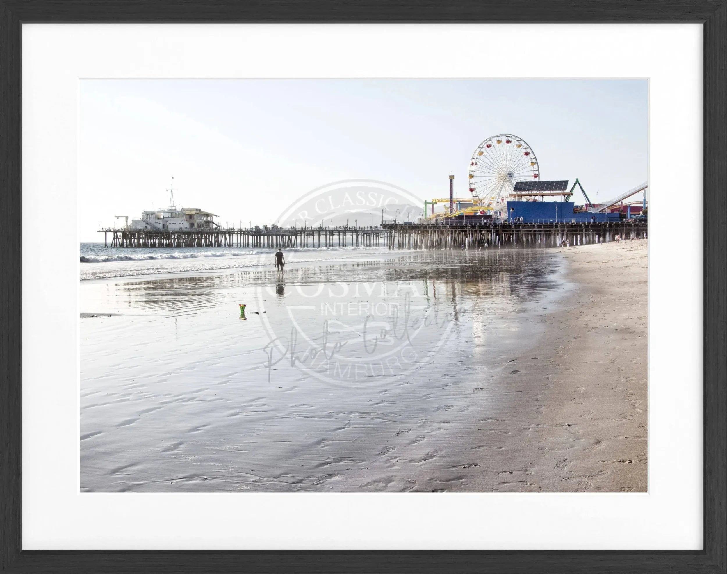 Schwarzer Poster mit Rahmen, Kalifornien Santa Monica Pier, Schwarz-Weiß-Fotografie, 31cm x 25cm, von Cosman-Photocollection