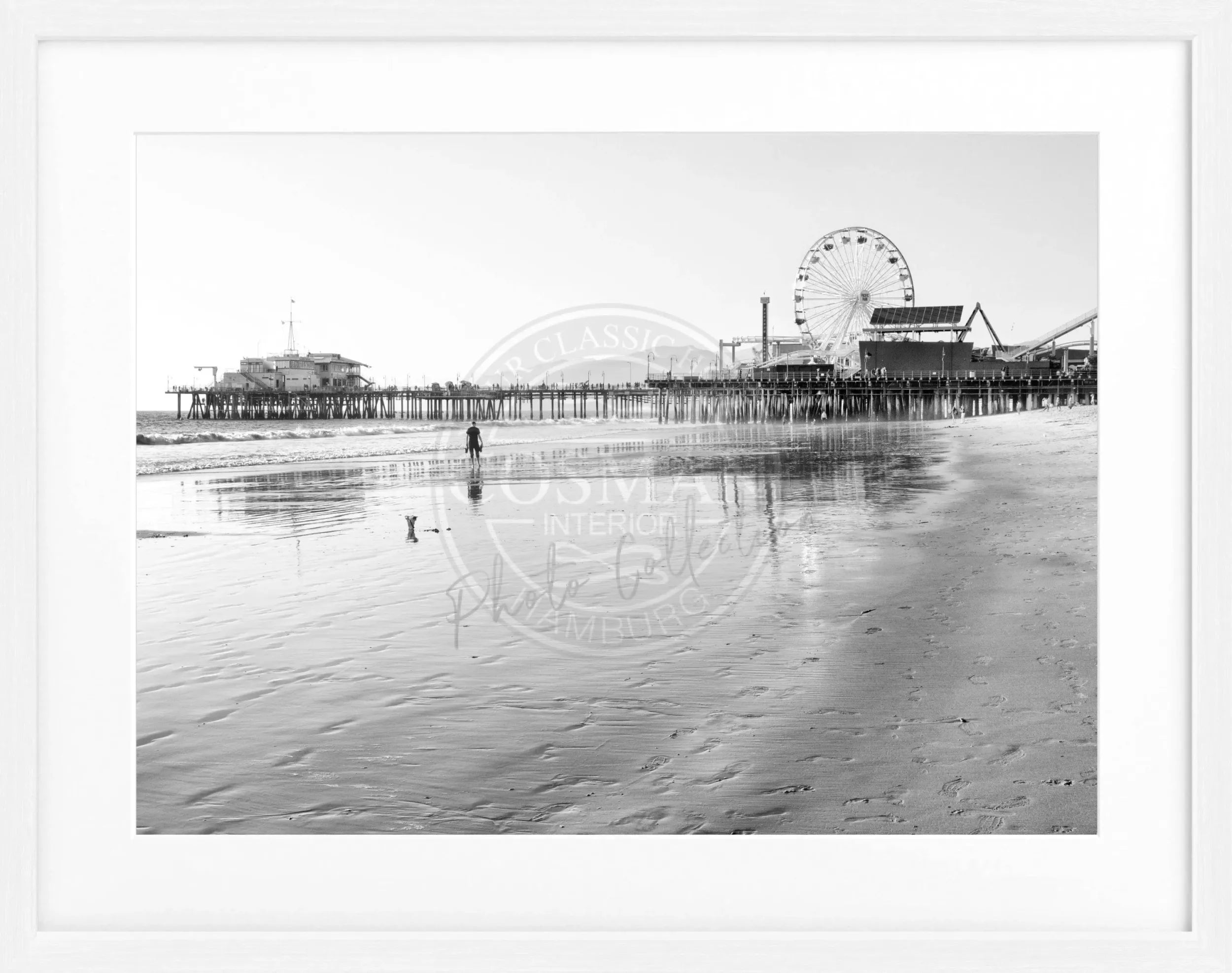 Schwarz-weiß Poster von Santa Monica Pier in Kalifornien im Rahmen, von Cosman-Photocollection, 31x25 cm