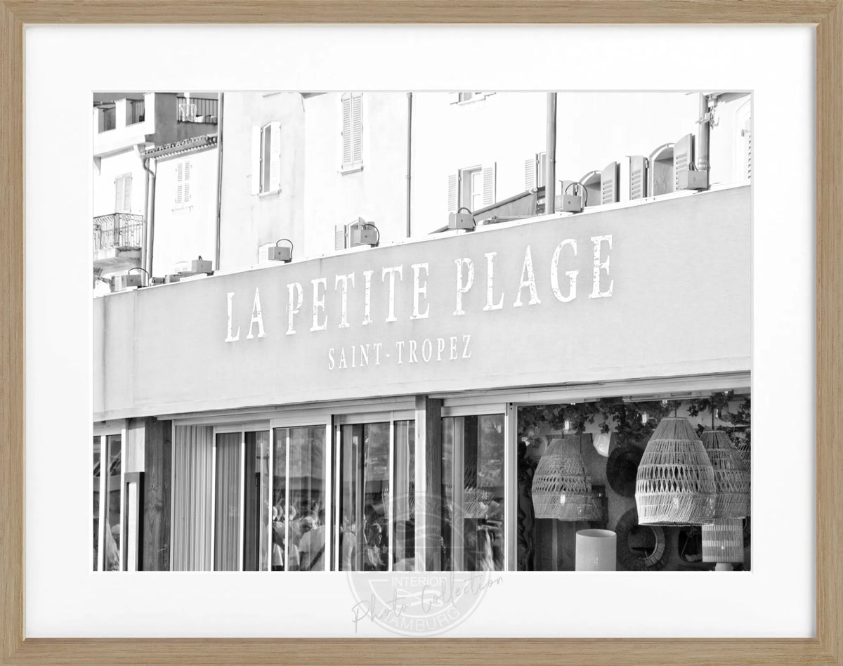 Schwarz-weiß Poster mit Rahmen ’La Petite Plage’ Saint Tropez von Cosman-Photocollection, 31x25 cm, Meeresmotiv.