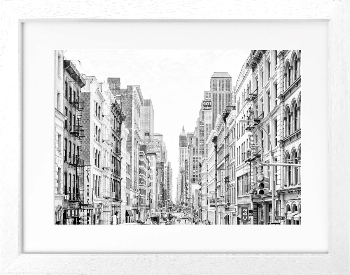 Schwarz-weiß Poster mit Rahmen, New York Broadway Motiv, 31x25cm, von Cosman-Photocollection.