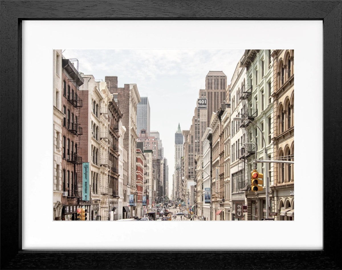 Schwarz-weiß Poster mit Rahmen, New York Broadway Motiv, von Cosman-Photocollection, 31x25cm, dekoratives Wandbild