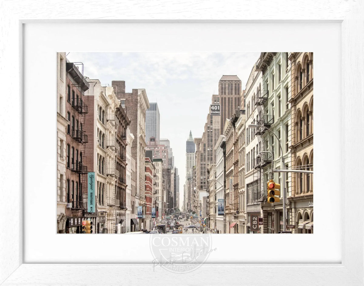 Schwarz-weiß Poster mit Rahmen, New York Broadway Motiv, 31x25cm, von Cosman-Photocollection.