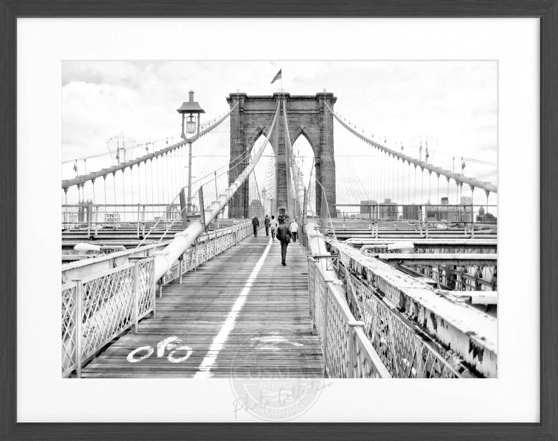 Schwarz-weiß Poster mit Rahmen von Cosman-Photocollection, Brooklyn Bridge in New York, 31x25 cm, urbanes Stadtmotiv
