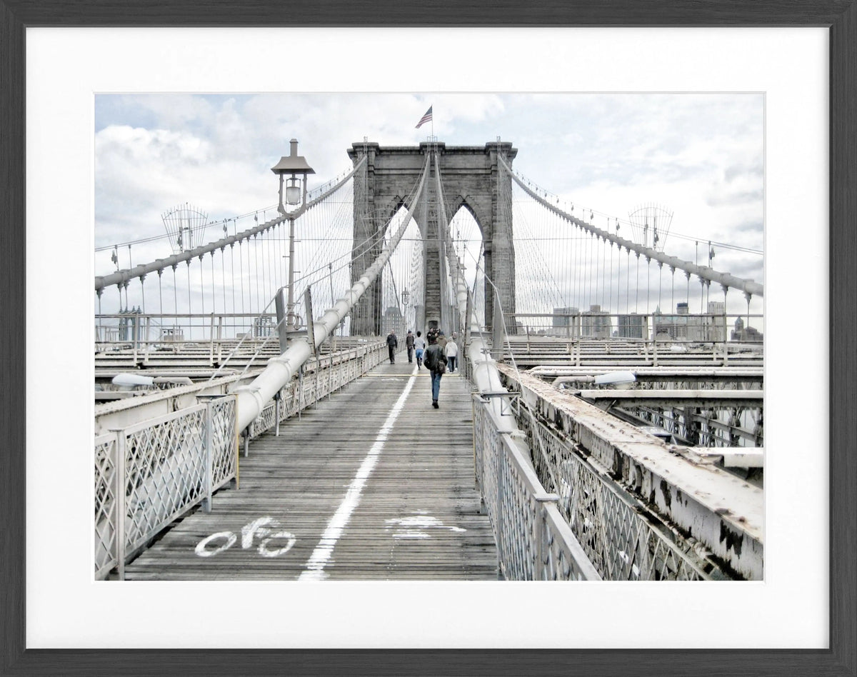 Schwarz-weiß Poster mit Rahmen von Cosman-Photocollection, Brooklyn Bridge in New York, 31x25 cm, Wanddekoration