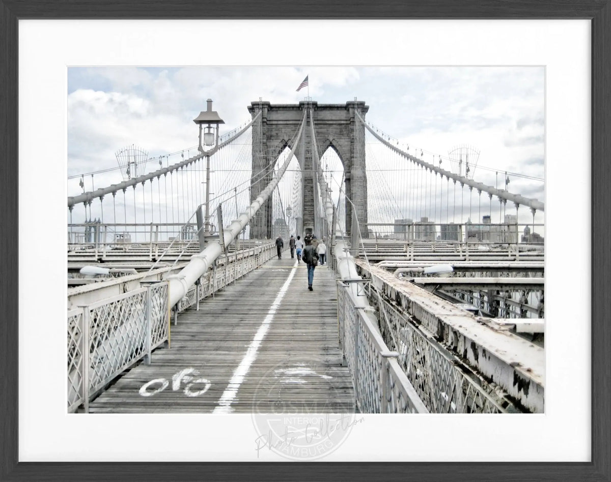 Schwarz-weiß Poster mit Rahmen von Cosman-Photocollection, Brooklyn Bridge in New York, 31x25 cm, Wanddekoration