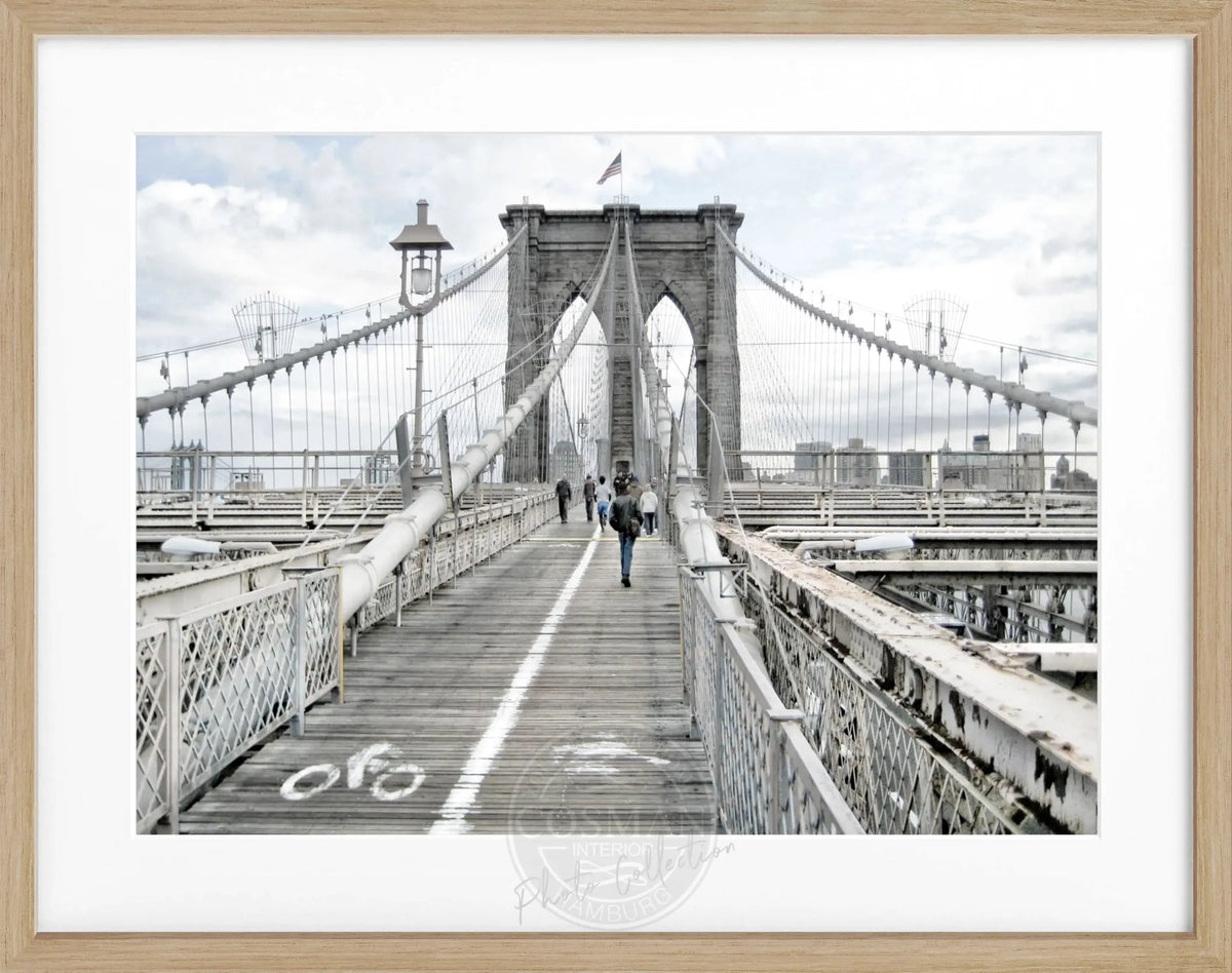 Schwarz-weiß Poster mit Rahmen, zeigt die Brooklyn Bridge in New York, von Cosman-Photocollection, Maße 31x25cm.