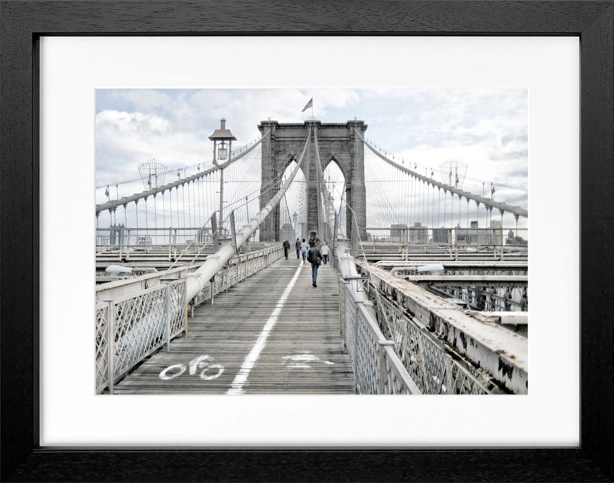Schwarz-Weiß-Poster mit Rahmen, zeigt das Brooklyn Bridge Motiv in New York, von Cosman-Photocollection, 31x25 cm