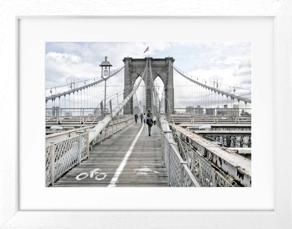 Schwarz-weiß Poster mit Rahmen, zeigt die Brooklyn Bridge in New York, im Format 31x25 cm, von Cosman-Photocollection.