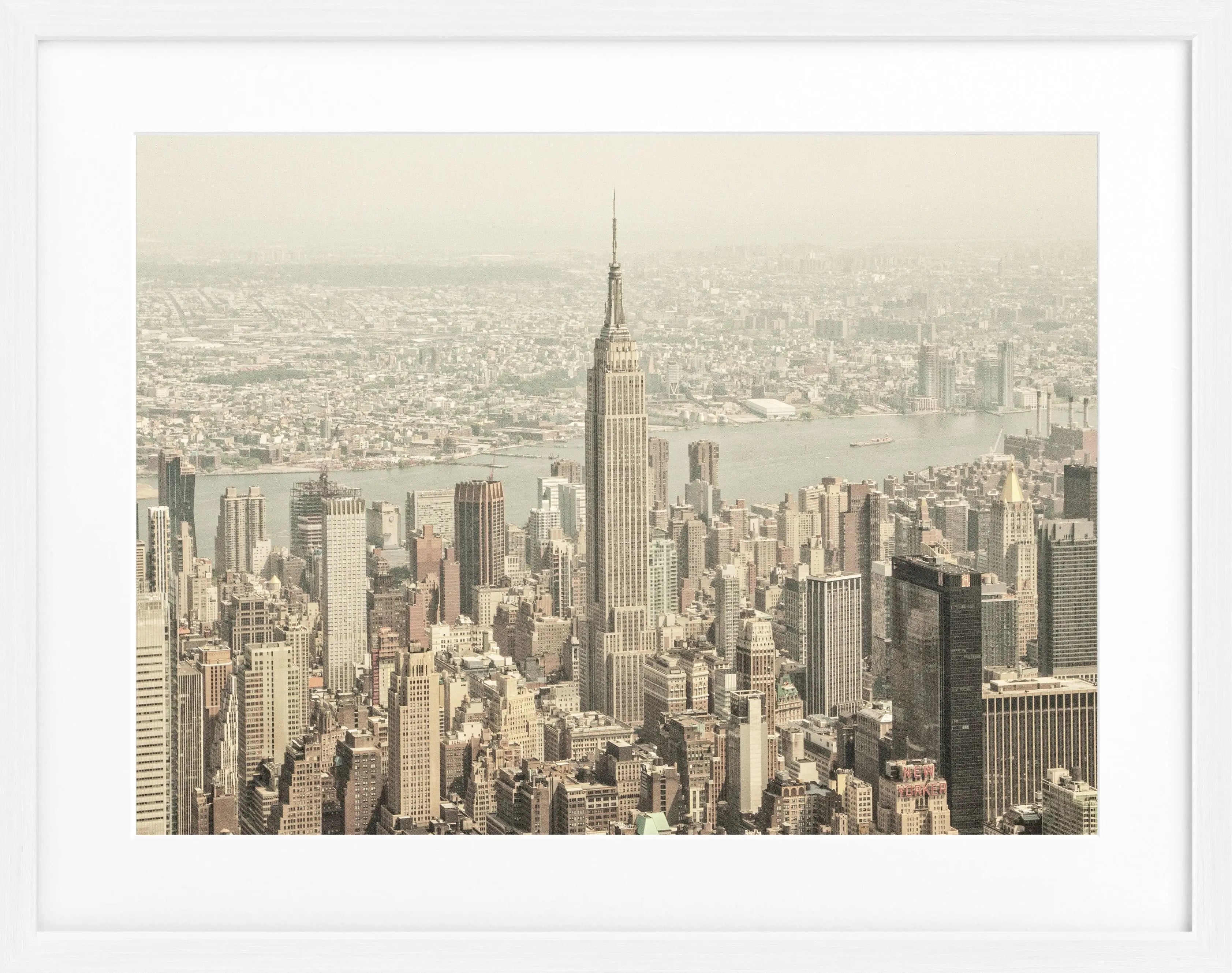 Schwarzer Poster mit Rahmen von Cosman-Photocollection, New York Empire State Building in Schwarz-Weiß, 31x25cm
