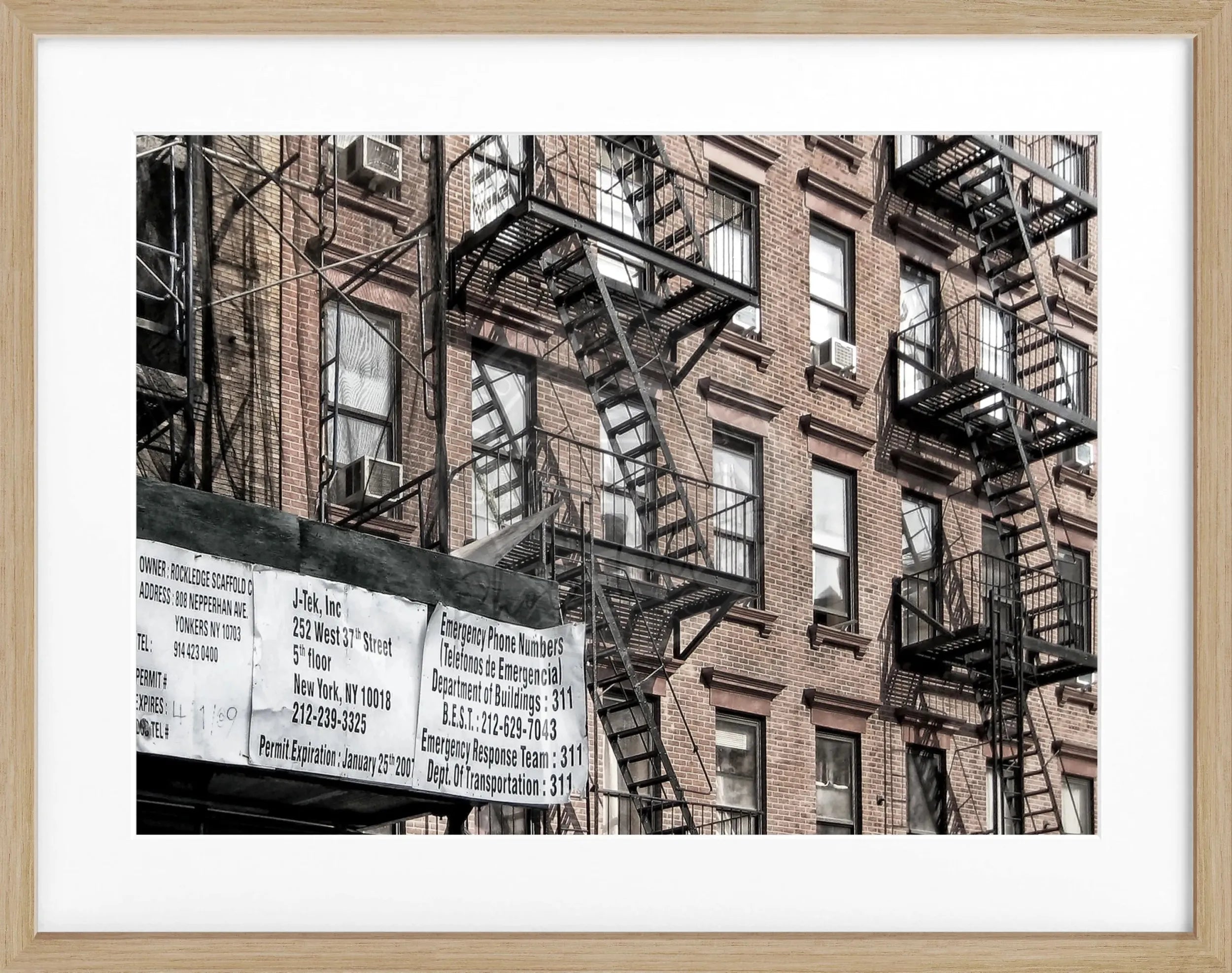 Schwarz-weiß Poster mit Rahmen von Cosman-Photocollection, New York Feuertreppen Motiv, 31cm x 25cm
