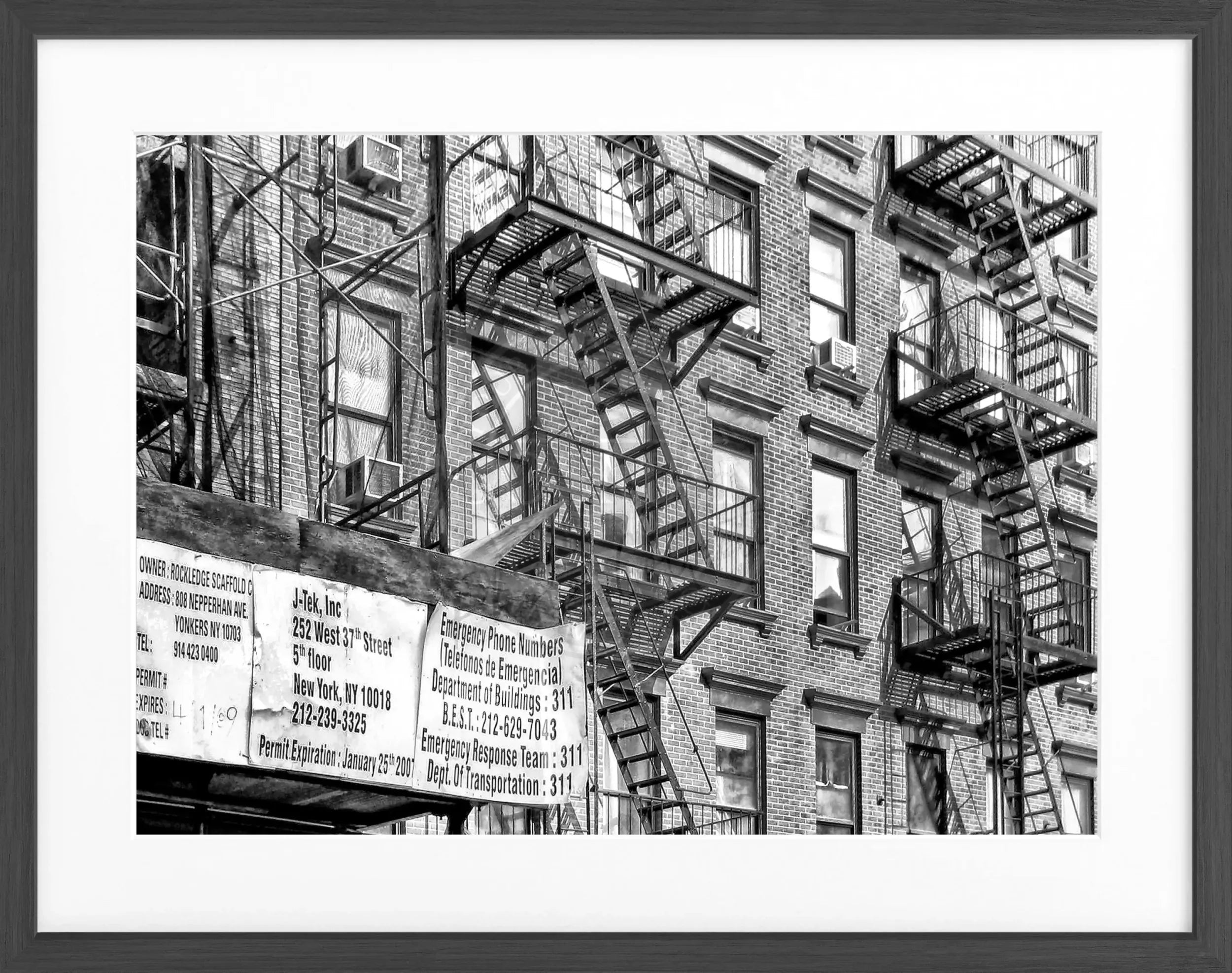 Schwarz-weiß Poster mit Rahmen, New York Feuertreppen Motiv, von Cosman-Photocollection, ca. 31x25 cm, Wanddekoration