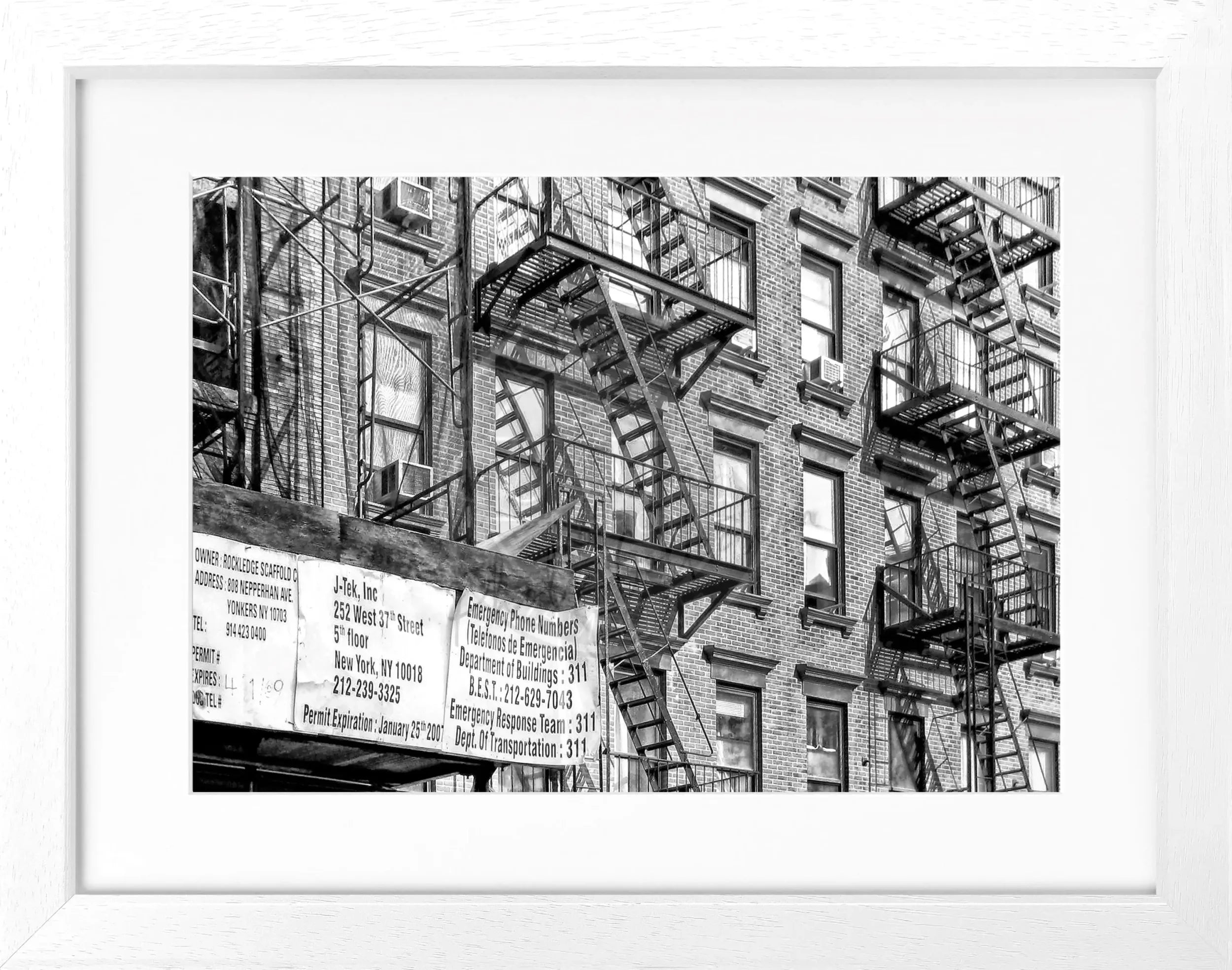 Schwarz-weiß Poster mit Rahmen von Cosman-Photocollection, zeigt New Yorker Feuertreppen im urbanen Stil, 31x25 cm.