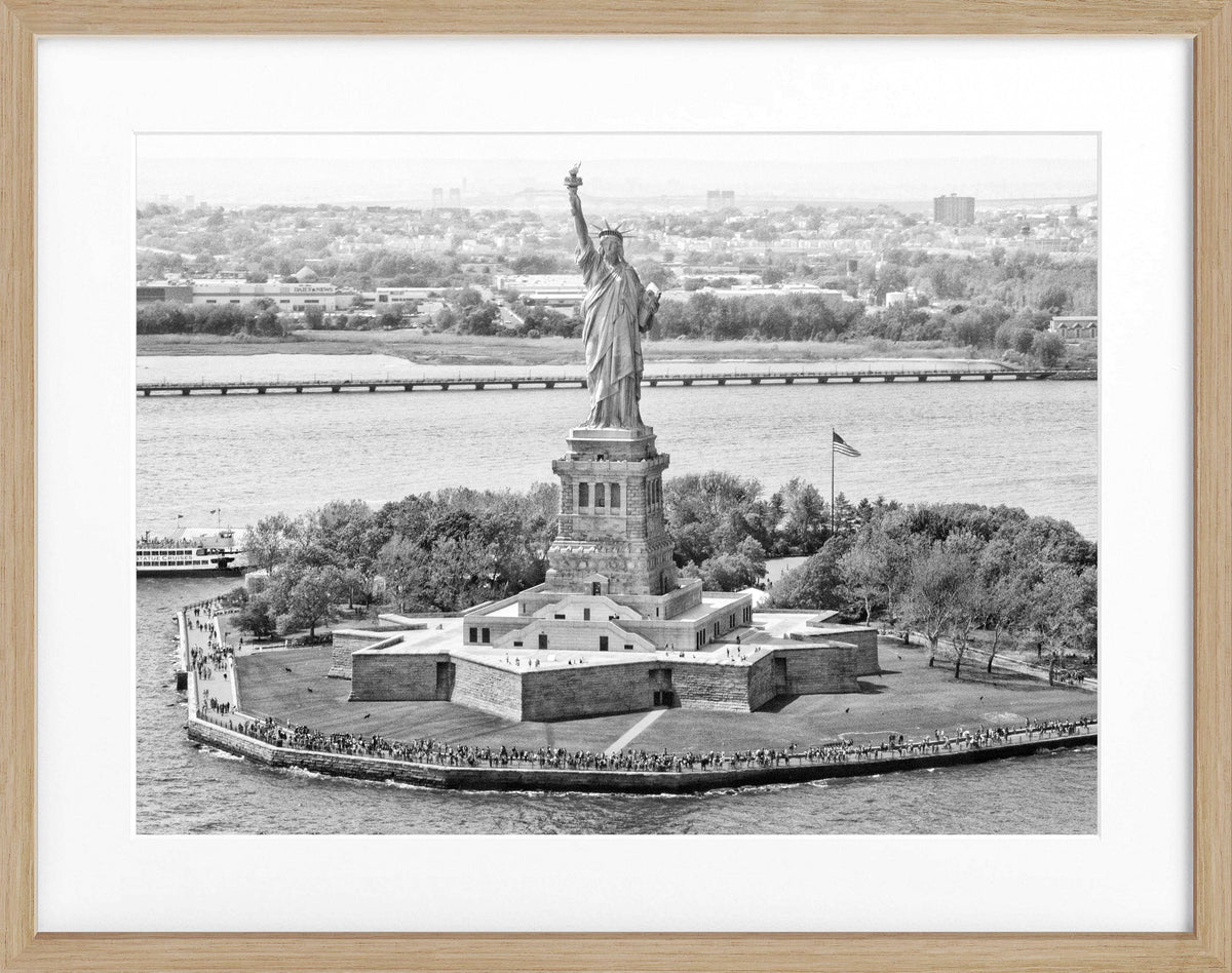 Schwarz-weiß Poster mit Rahmen, New York „Lady Liberty“ Motiv, 31x25 cm, von Cosman-Photocollection