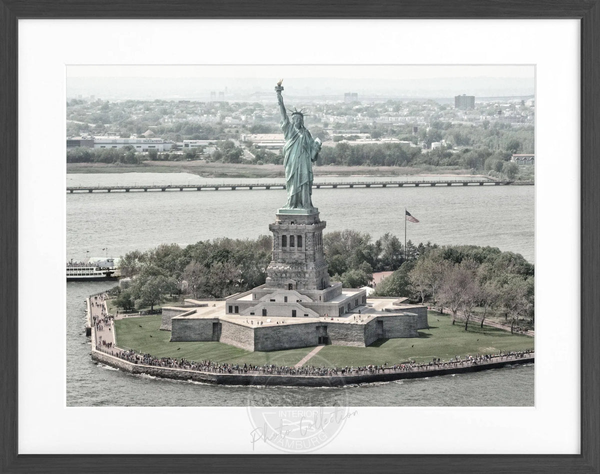 Schwarz-Weiß-Poster mit Rahmen von Cosman-Photocollection, New York „Lady Liberty“ Motiv, 31x25 cm, Wanddekoration