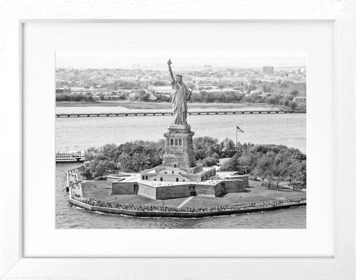 Schwarz-weiß Poster mit Rahmen, New York 'Lady Liberty', von Cosman-Photocollection, 31x25 cm, Wanddekoration mit Stadtmotiv