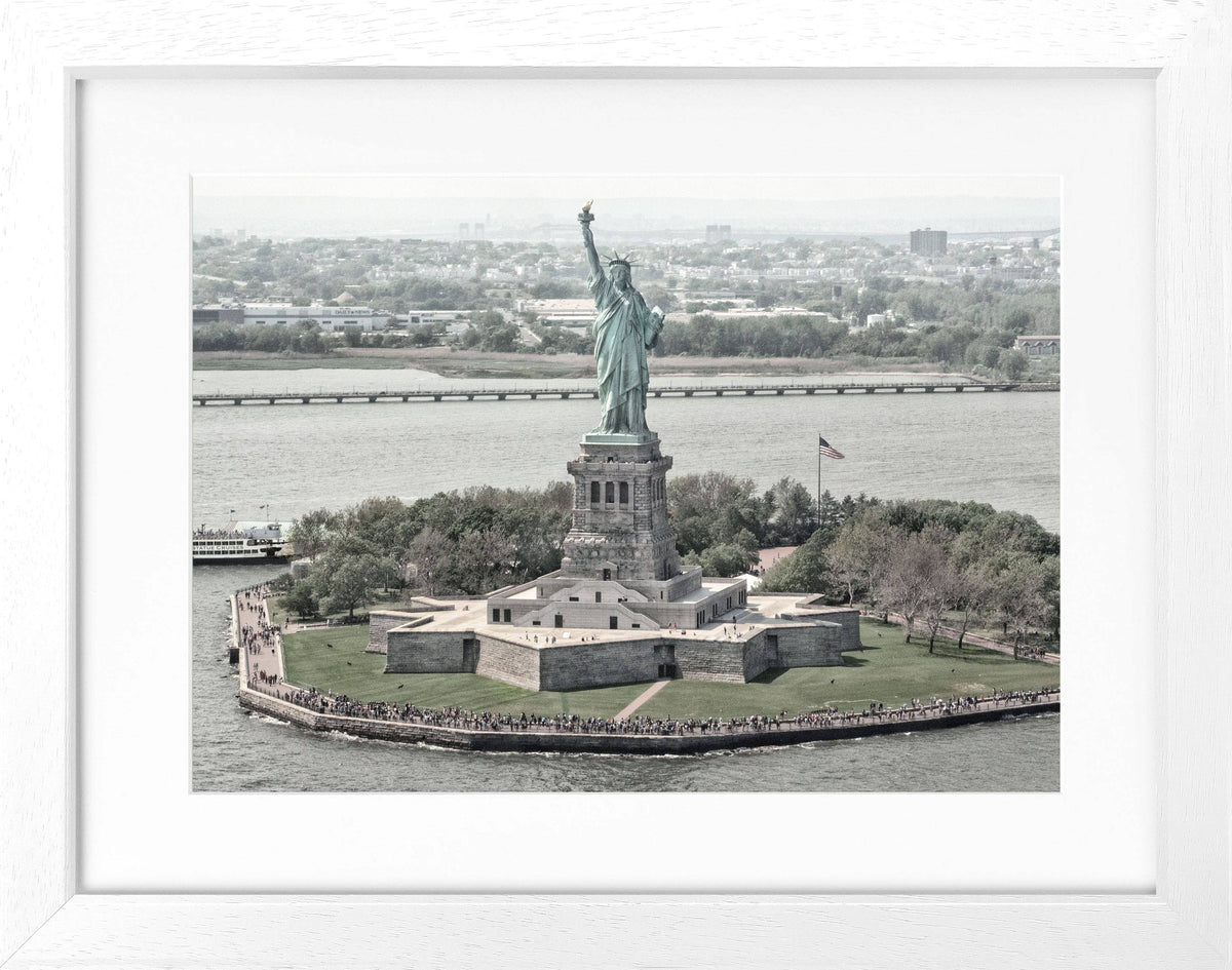 Schwarz-weiß Poster mit Rahmen von Cosman-Photocollection, New York Lady Liberty, 31x25cm, Wanddekoration mit Stadtmotiv