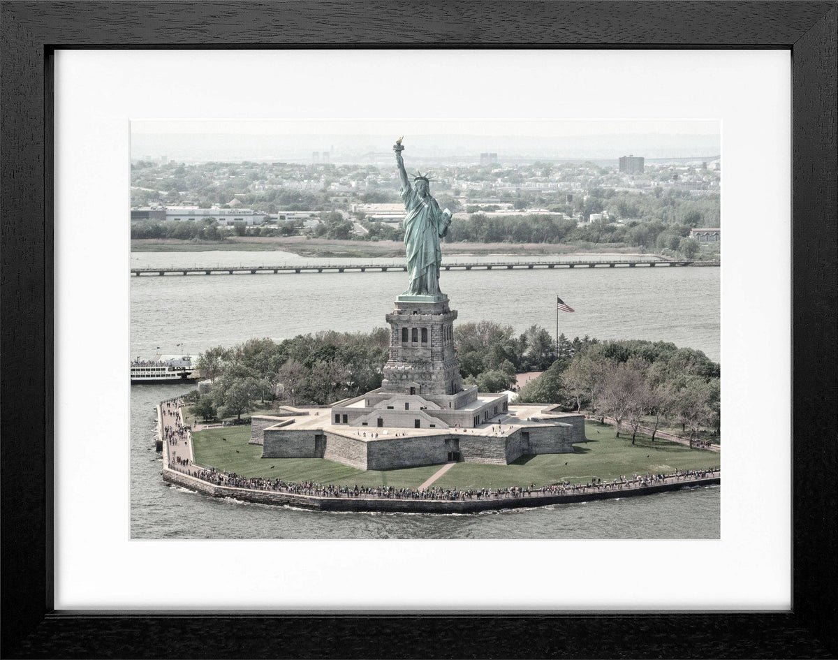 Schwarz-weiß Poster mit Rahmen von Cosman-Photocollection, Stadtbild New York mit Freiheitsstatue, 31x25 cm.
