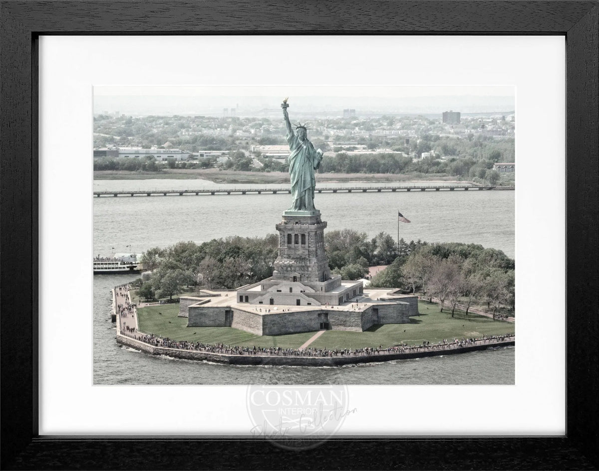 Schwarz-weiß Poster mit Rahmen von Cosman-Photocollection, Stadtbild New York mit Freiheitsstatue, 31x25 cm.