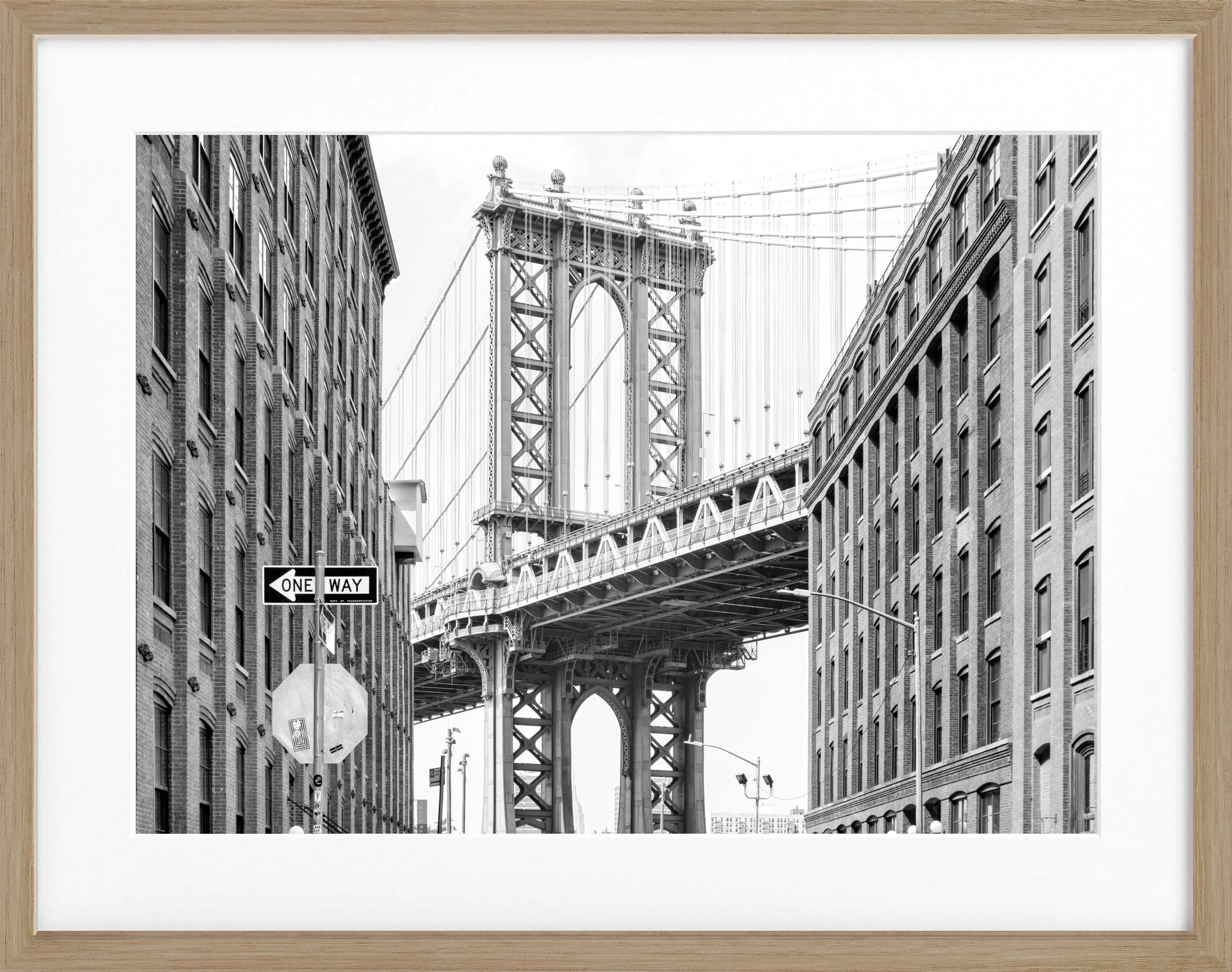 Schwarz-weiß Poster mit Rahmen von Cosman-Photocollection, Motiv Manhattan Bridge in New York, 31x25cm, urbanes Stadtbild