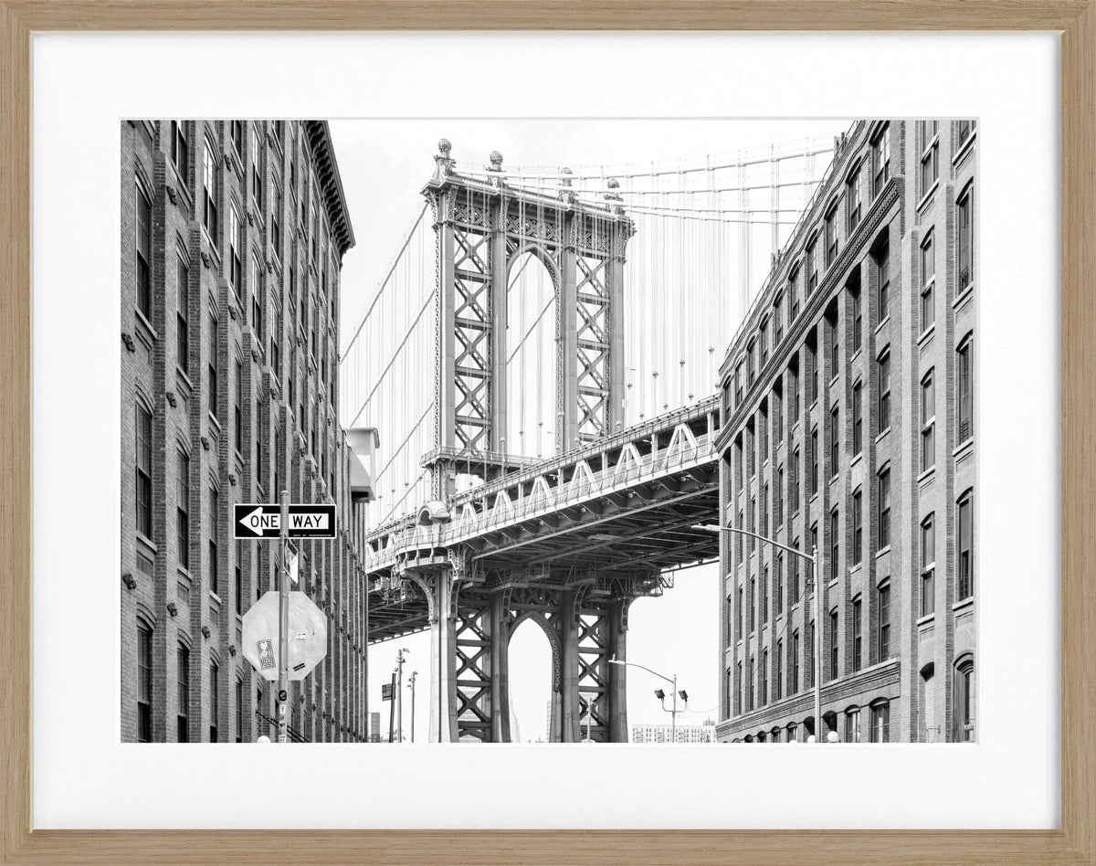 Schwarz-weiß Poster mit Rahmen von Cosman-Photocollection, Motiv Manhattan Bridge in New York, 31x25cm, urbanes Stadtbild