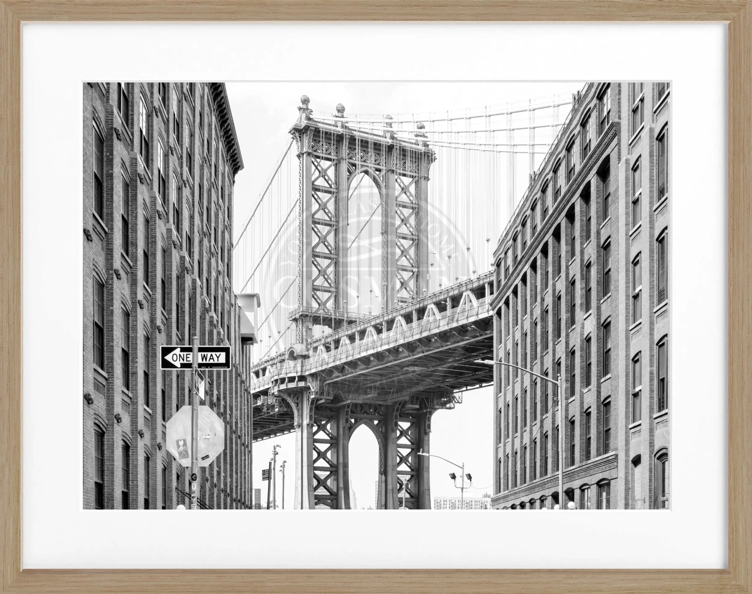 Schwarz-weiß Poster mit Rahmen von Cosman-Photocollection, Motiv Manhattan Bridge in New York, 31x25cm, urbanes Stadtbild