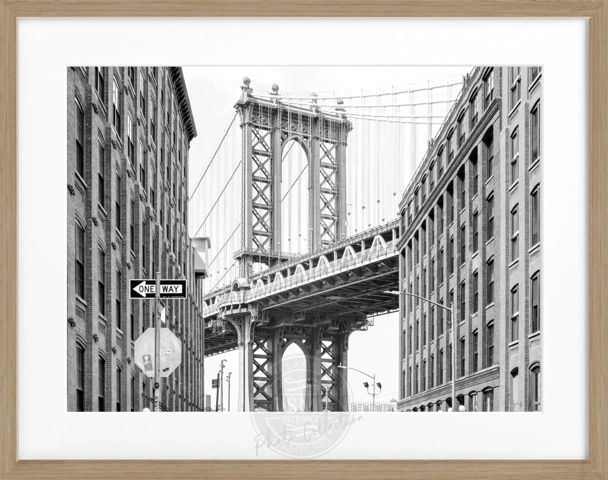 Schwarz-weiß Poster mit Rahmen von Cosman-Photocollection, Motiv Manhattan Bridge in New York, 31x25cm, urbanes Stadtbild
