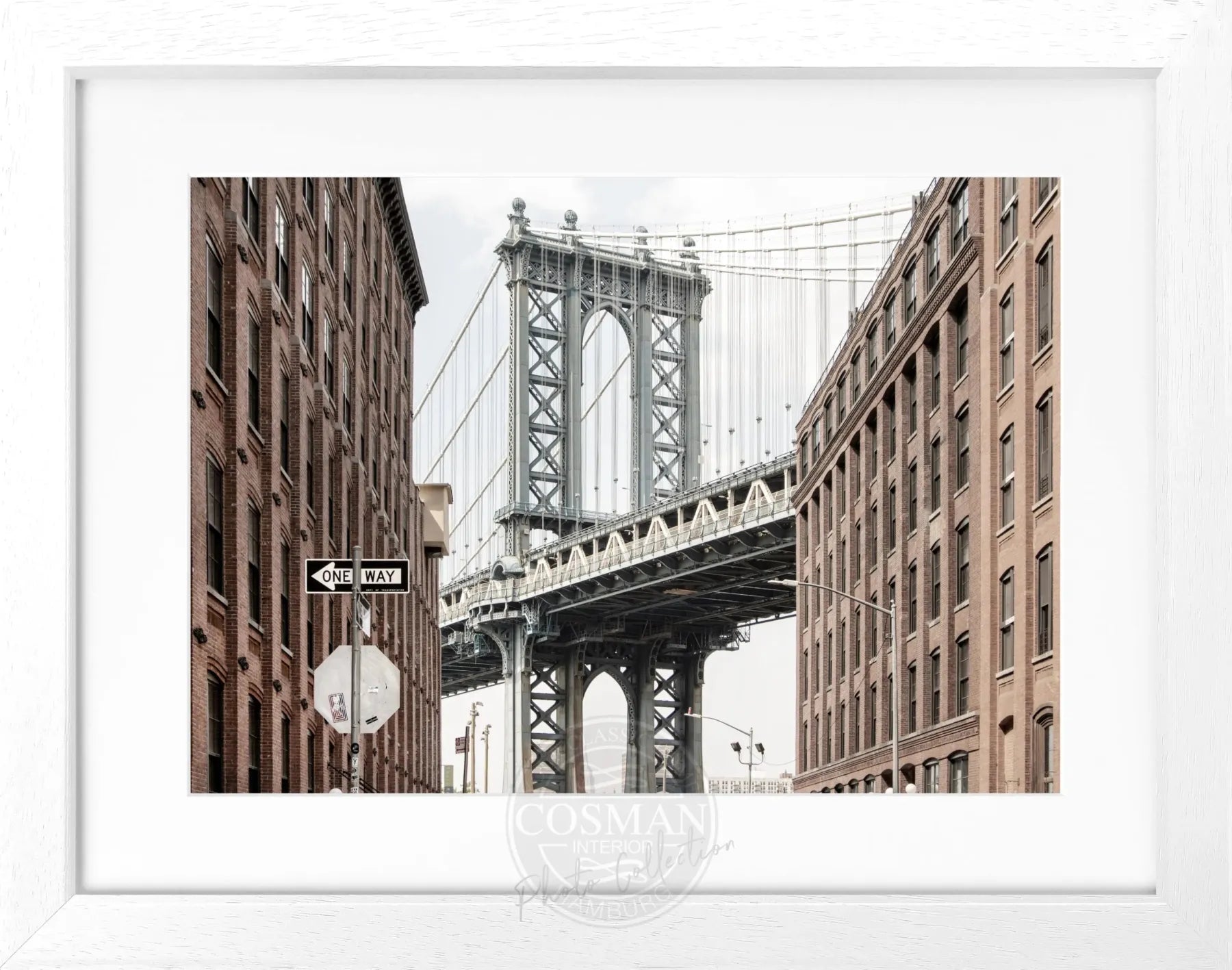 Schwarz-weiß Poster mit Rahmen von Cosman-Photocollection, Manhattan Bridge in New York, 31x25cm, modernes Stadtmotiv
