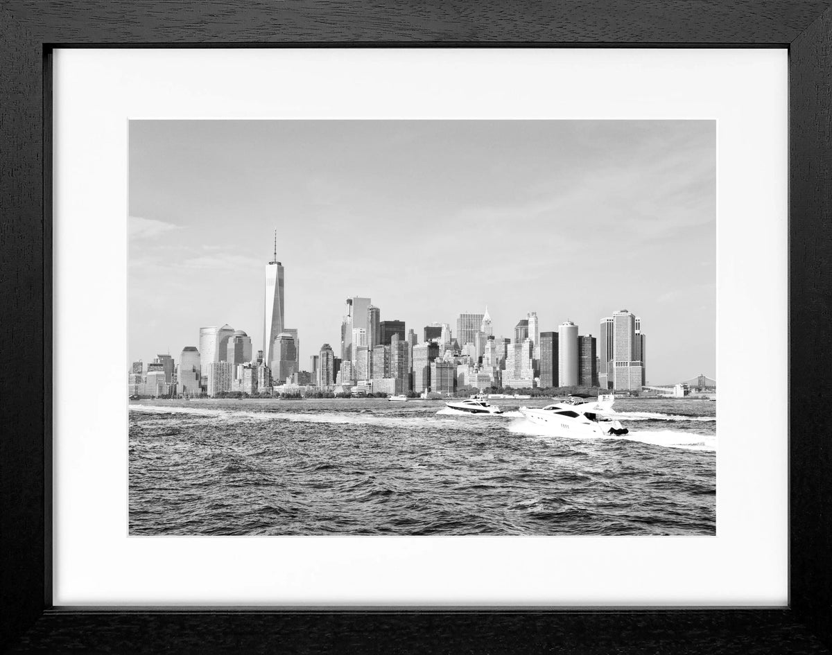 Schwarz-weiß Poster mit Rahmen, zeigt die Skyline von New York, von Cosman-Photocollection, Maße 31x25 cm.