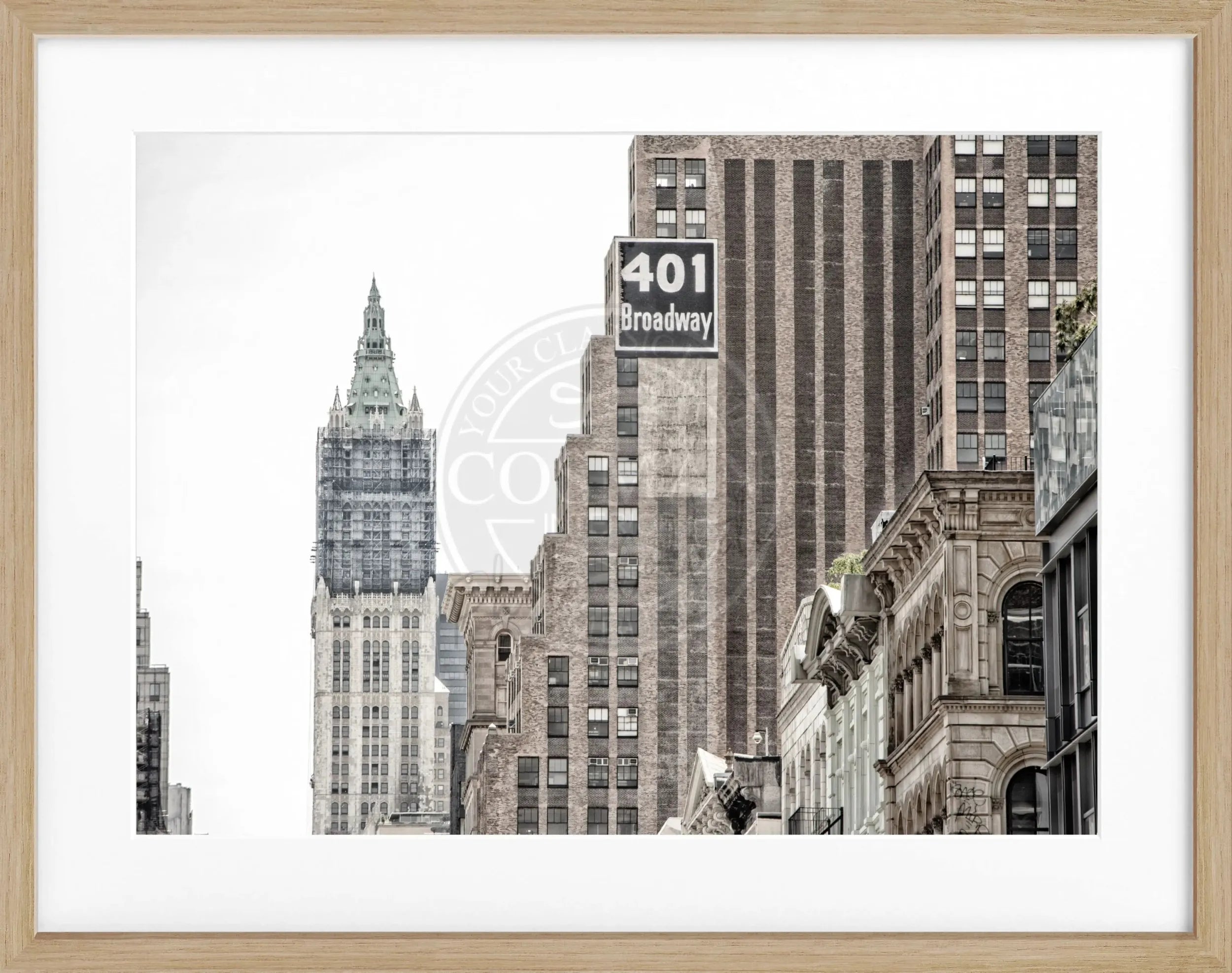 Schwarz-weiß Poster mit Rahmen, zeigt das Woolworth Building in New York, von Cosman-Photocollection, Maße 31x25 cm.