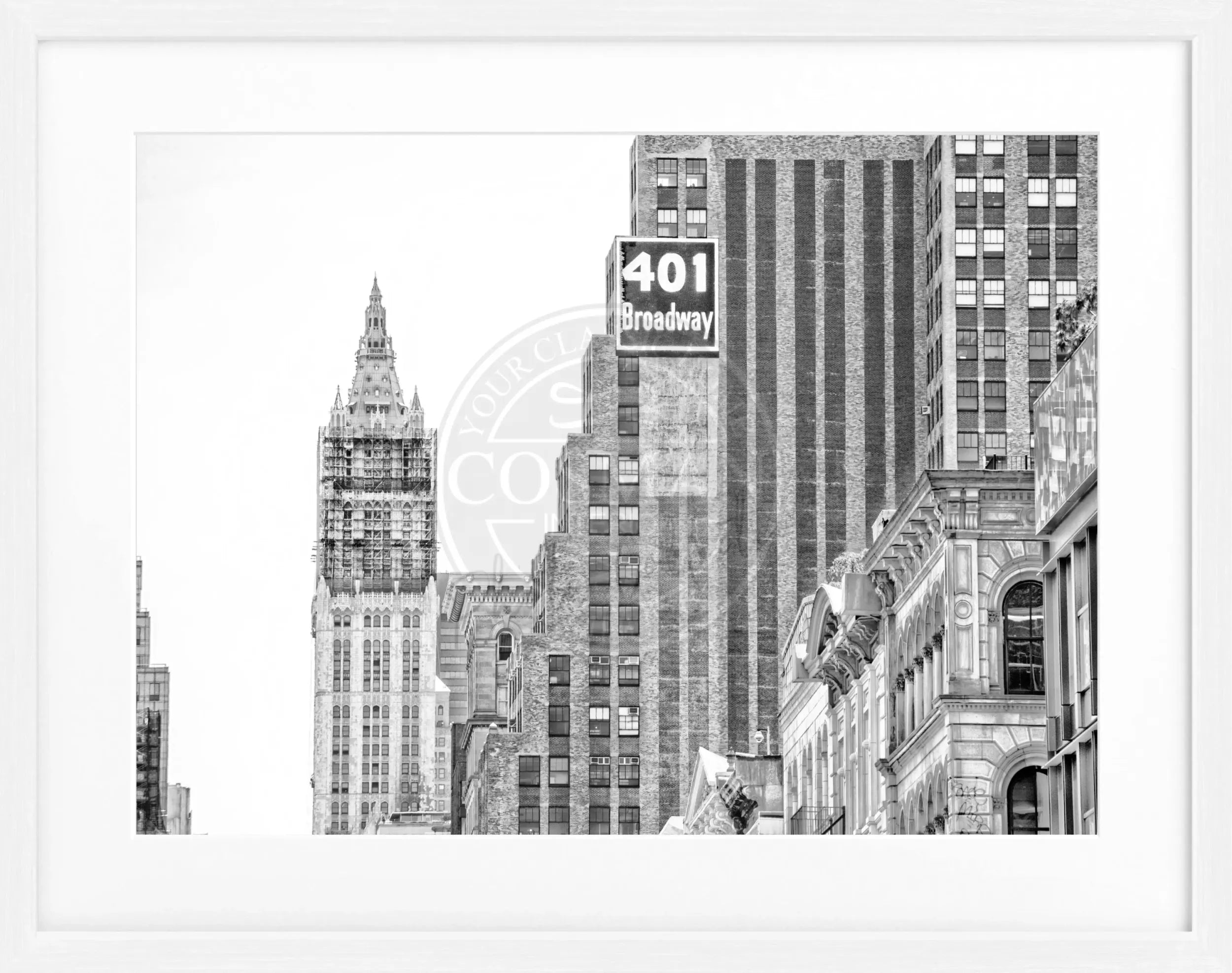 Schwarz-Weiß Poster mit Rahmen, zeigt das Woolworth Building in New York, von Cosman-Photocollection, 31x25 cm.