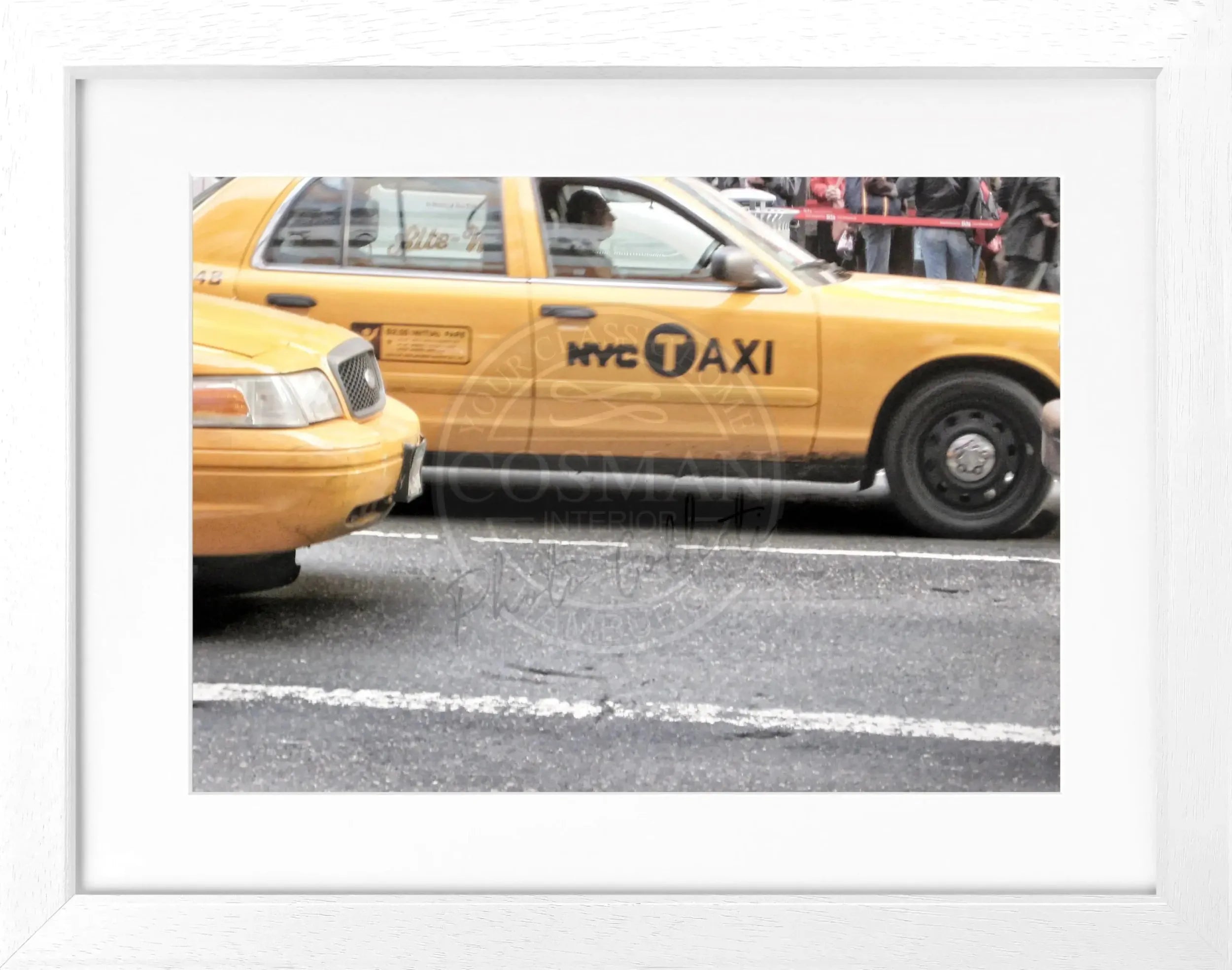 Schwarz-weiß Poster mit Rahmen von Cosman-Photocollection, Motiv New York mit gelber Kappe, 31cm x 25cm.