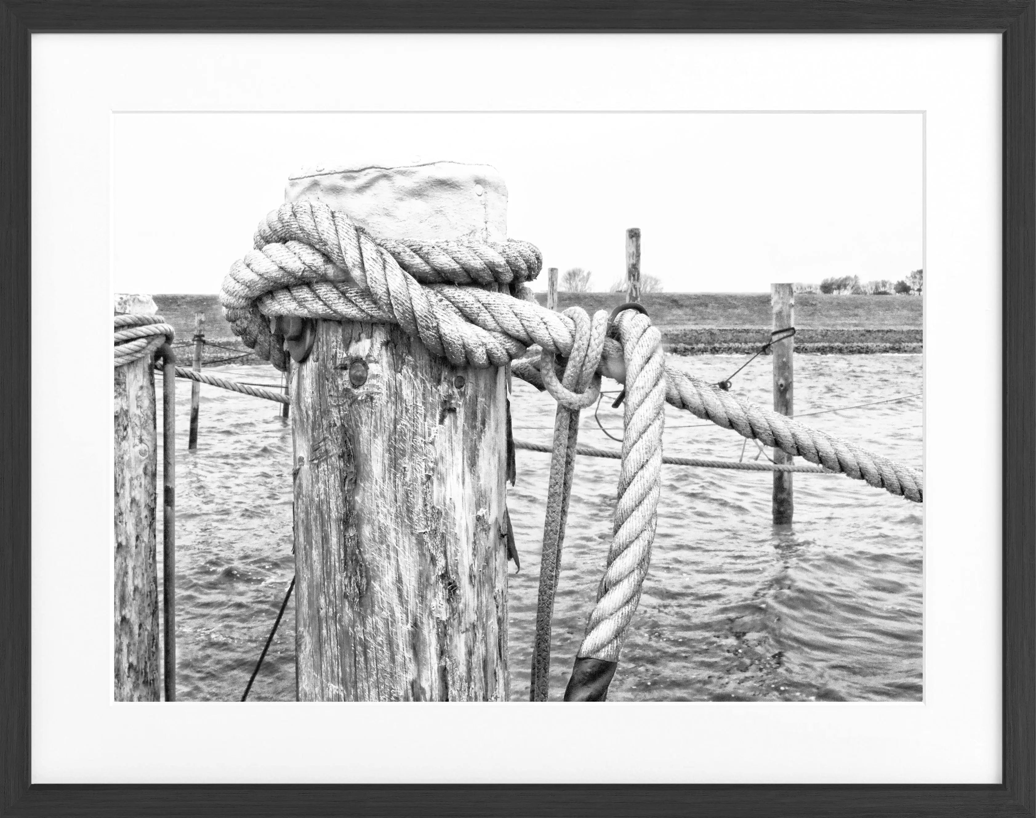 Schwarz-Weiß-Poster mit Rahmen ’Poller’ Sylt SY67 von Cosman-Photocollection, 31x25 cm, Dekorationskunst für Wände.