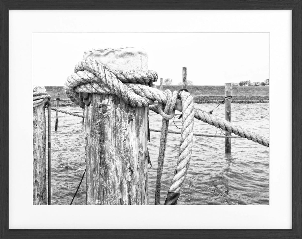 Schwarz-Weiß-Poster mit Rahmen ’Poller’ Sylt SY67 von Cosman-Photocollection, 31x25 cm, Dekorationskunst für Wände.