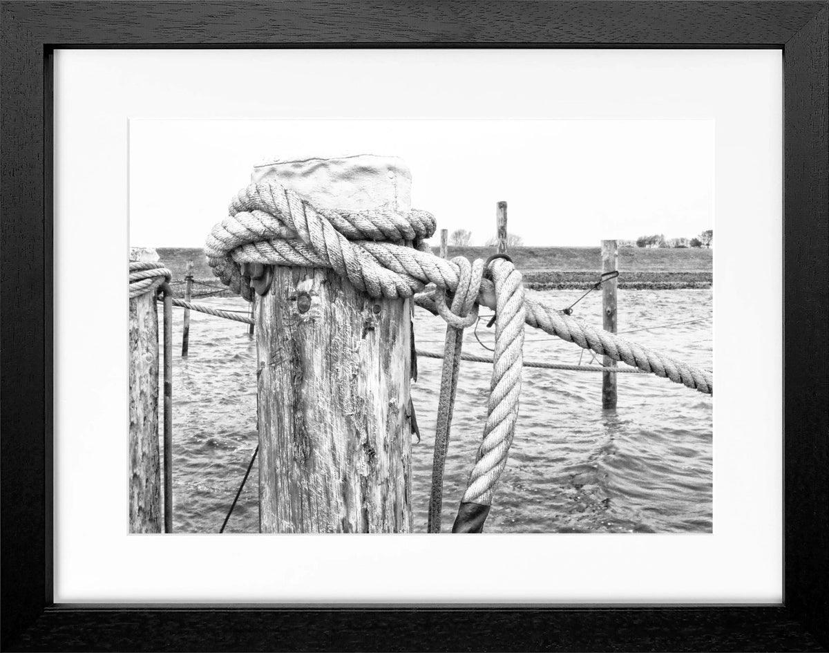 Schwarz-weiß Poster mit Rahmen 'Poller' Sylt von Cosman-Photocollection, 31x25 cm, maritime Motiv