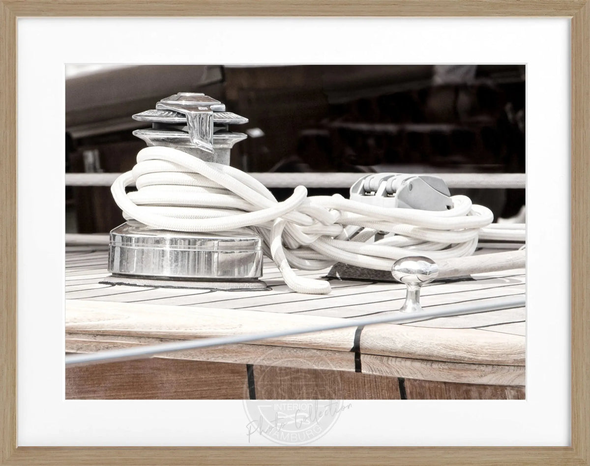 Schwarz-weiß Poster mit Rahmen ‚Sailing‘ Saint Tropez von Cosman-Photocollection, 31x25 cm, maritime Segelmotivation.