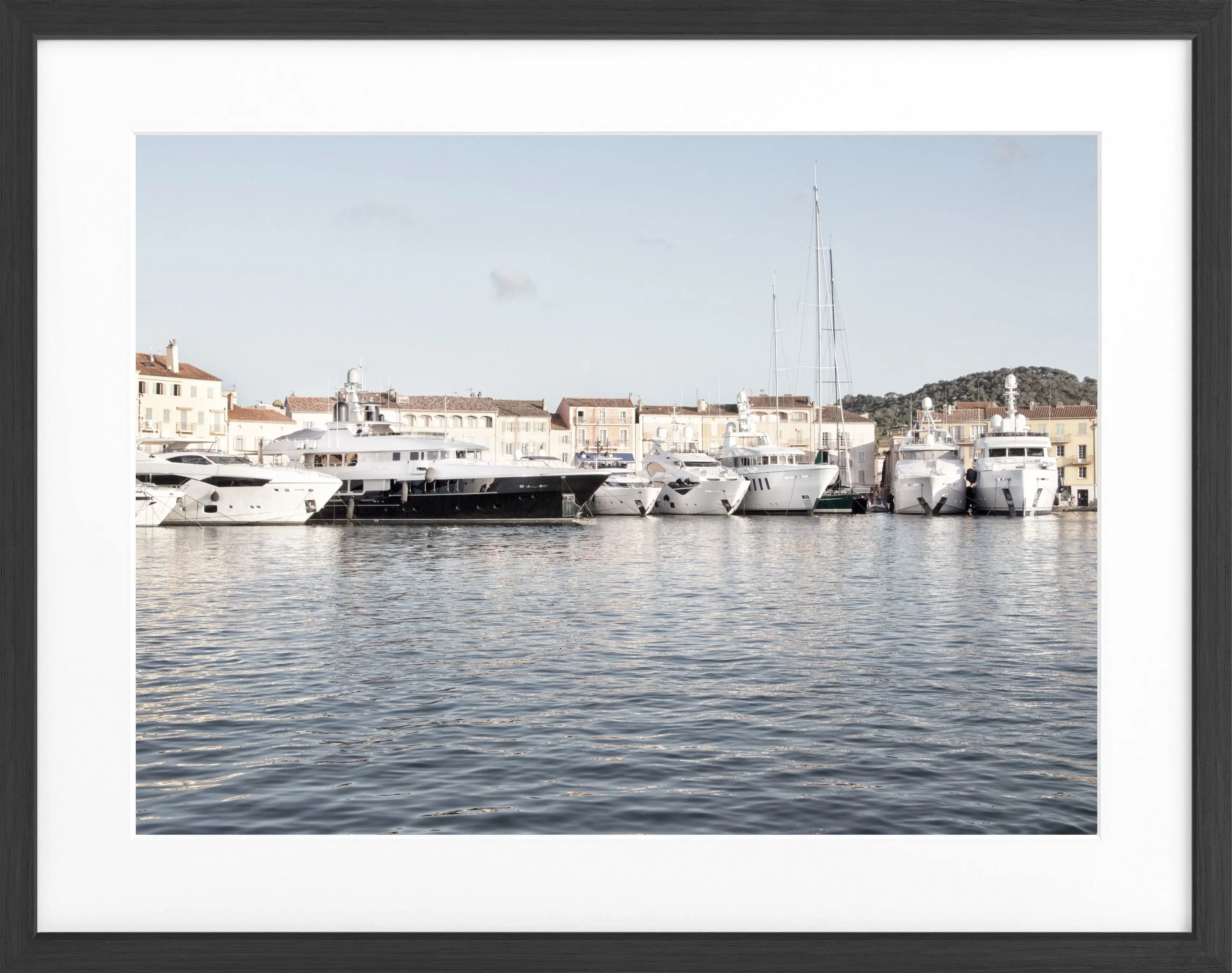 Schwarz-weiß Poster mit Rahmen, zeigt den Hafen von Saint Tropez, von Cosman-Photocollection, Maße 31x25 cm