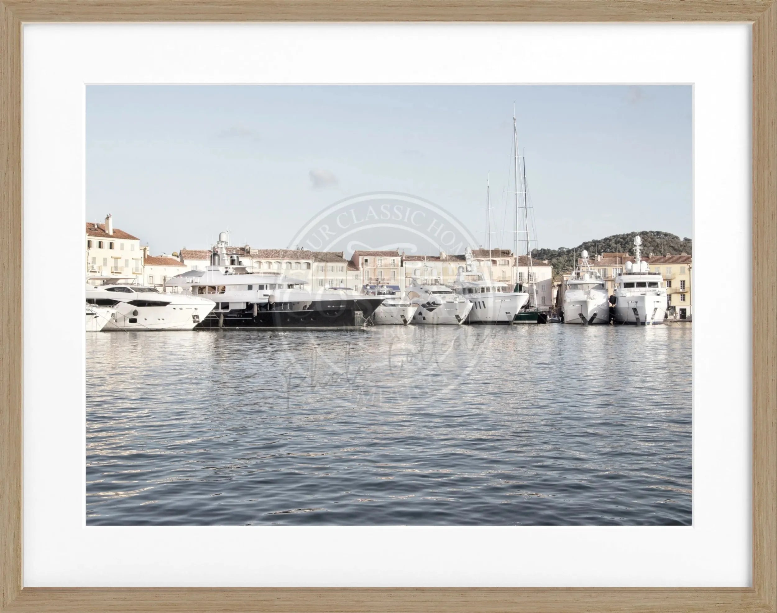 Schwarz-weiß Poster mit Rahmen, zeigt den Hafen von Saint Tropez, von Cosman-Photocollection, 31x25 cm, kunstvolle Meeresansicht