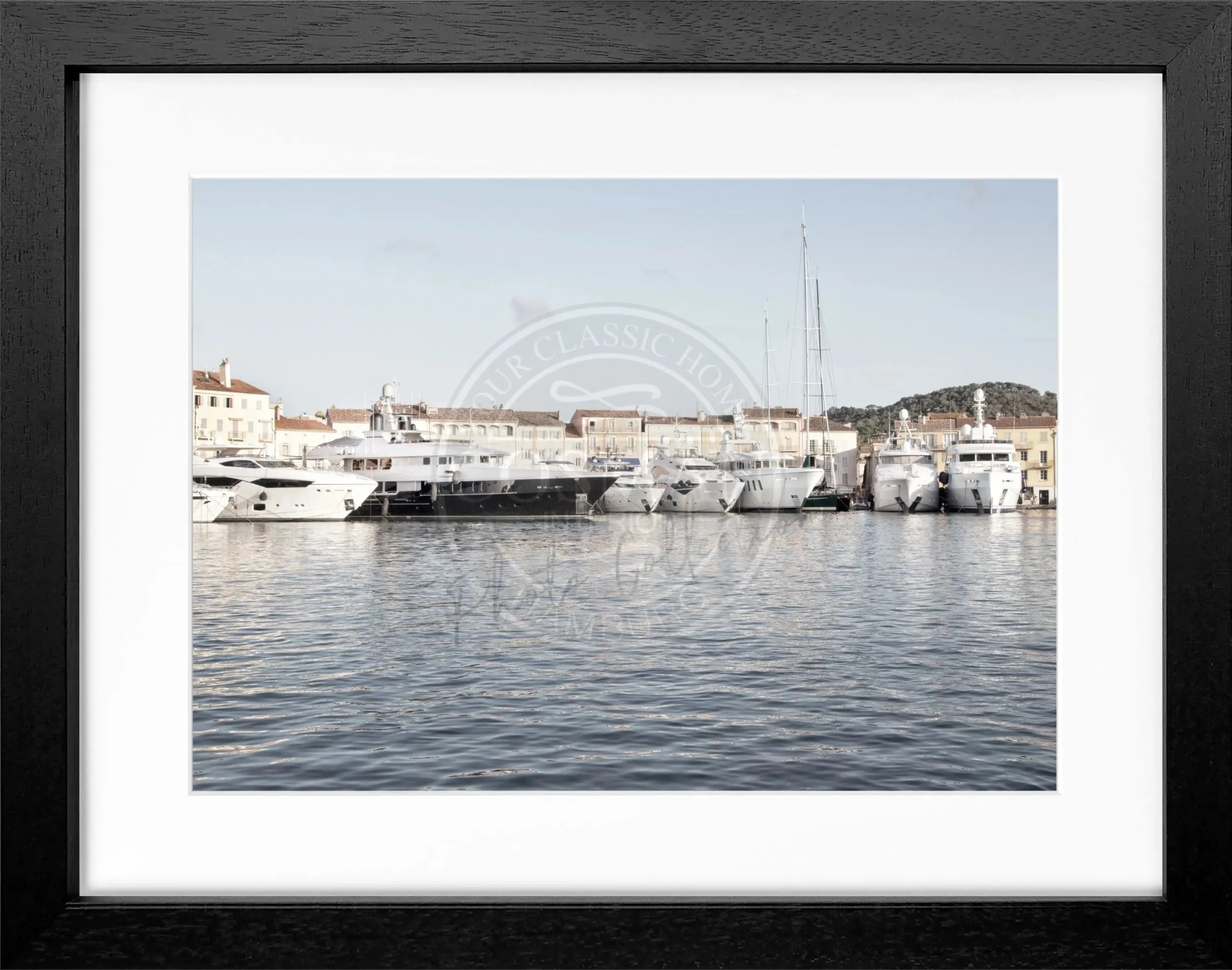 Schwarz-weiß Poster mit Rahmen von Cosman-Photocollection, zeigt den Hafen in Saint Tropez, Maße 31x25 cm
