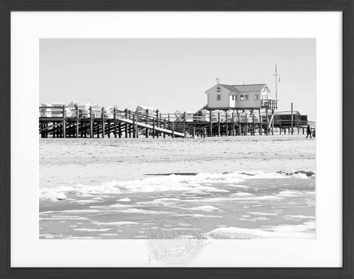 Schwarzer Poster mit Rahmen von Cosman-Photocollection, Sankt Peter Ording Strand Motiv in Schwarz-Weiß, 31x25 cm