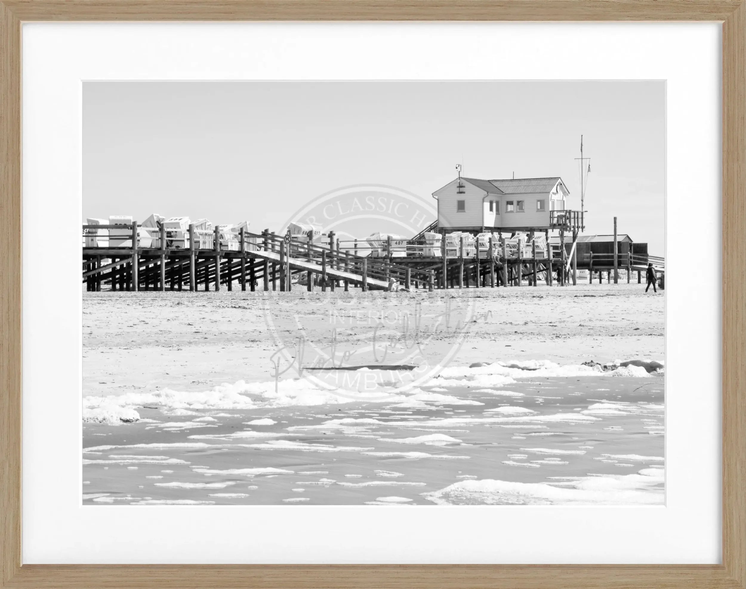 Schwarz-weiß Poster mit Rahmen von Cosman-Photocollection, Sankt Peter Ording Strand, 31x25 cm, Motiv am Meer