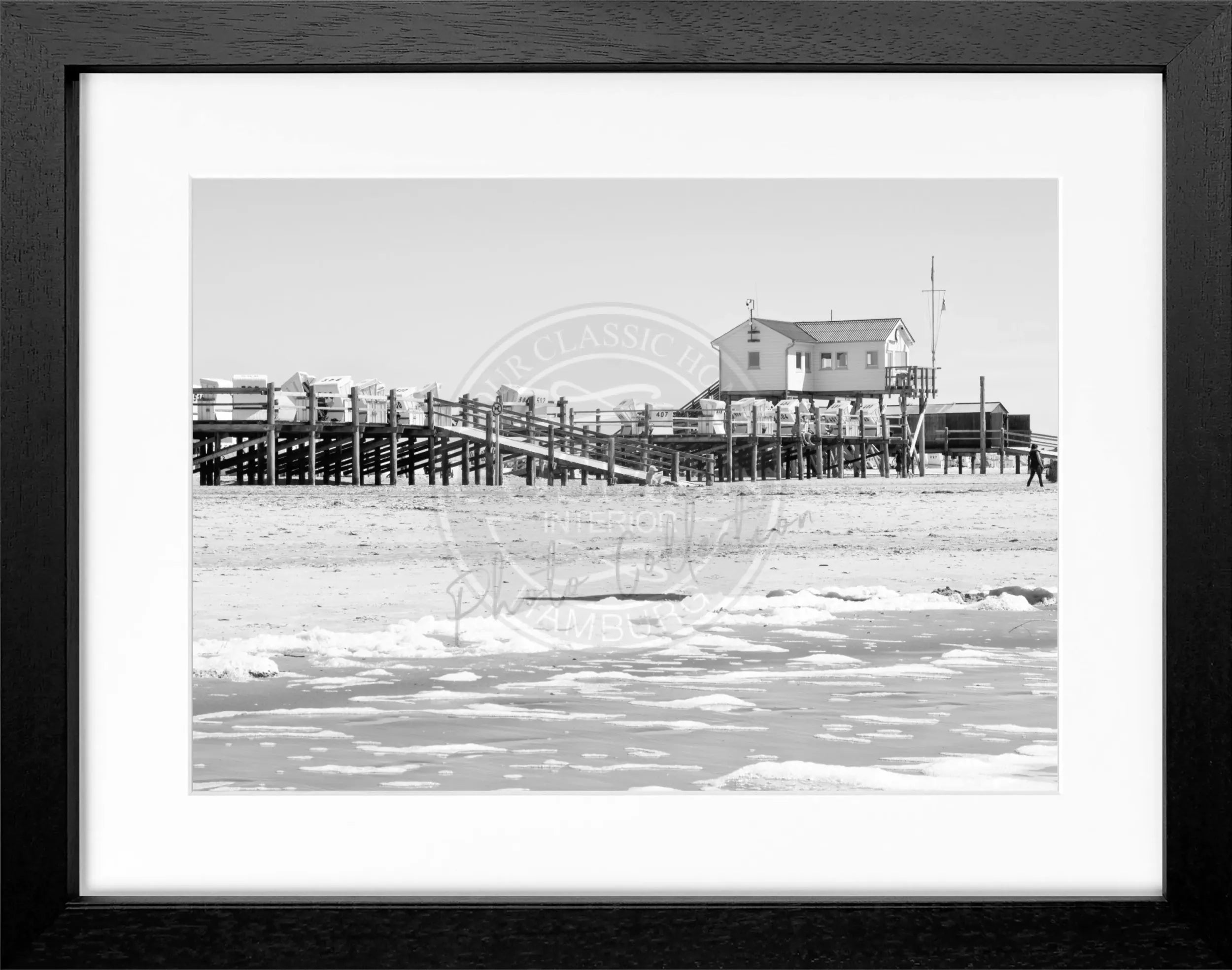 Schwarz-weiß Poster mit Rahmen, Sankt Peter Ording Beach, Cosman-Photocollection, 31cm x 25cm, Strandmotiv
