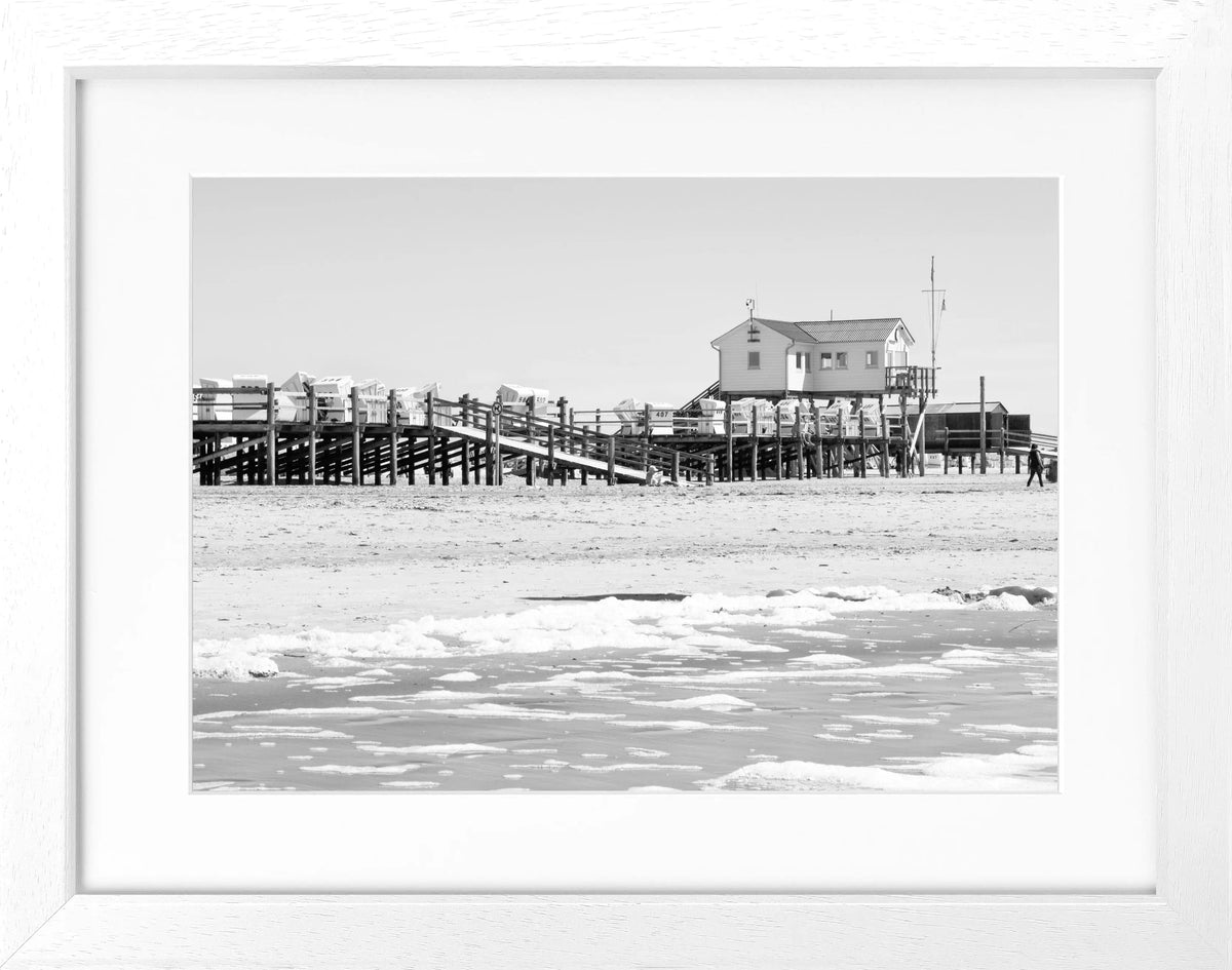 Schwarz-weiß Poster mit Rahmen von Cosman-Photocollection, Sankt Peter Ording Strand, 31x25 cm, Motiv Beach.