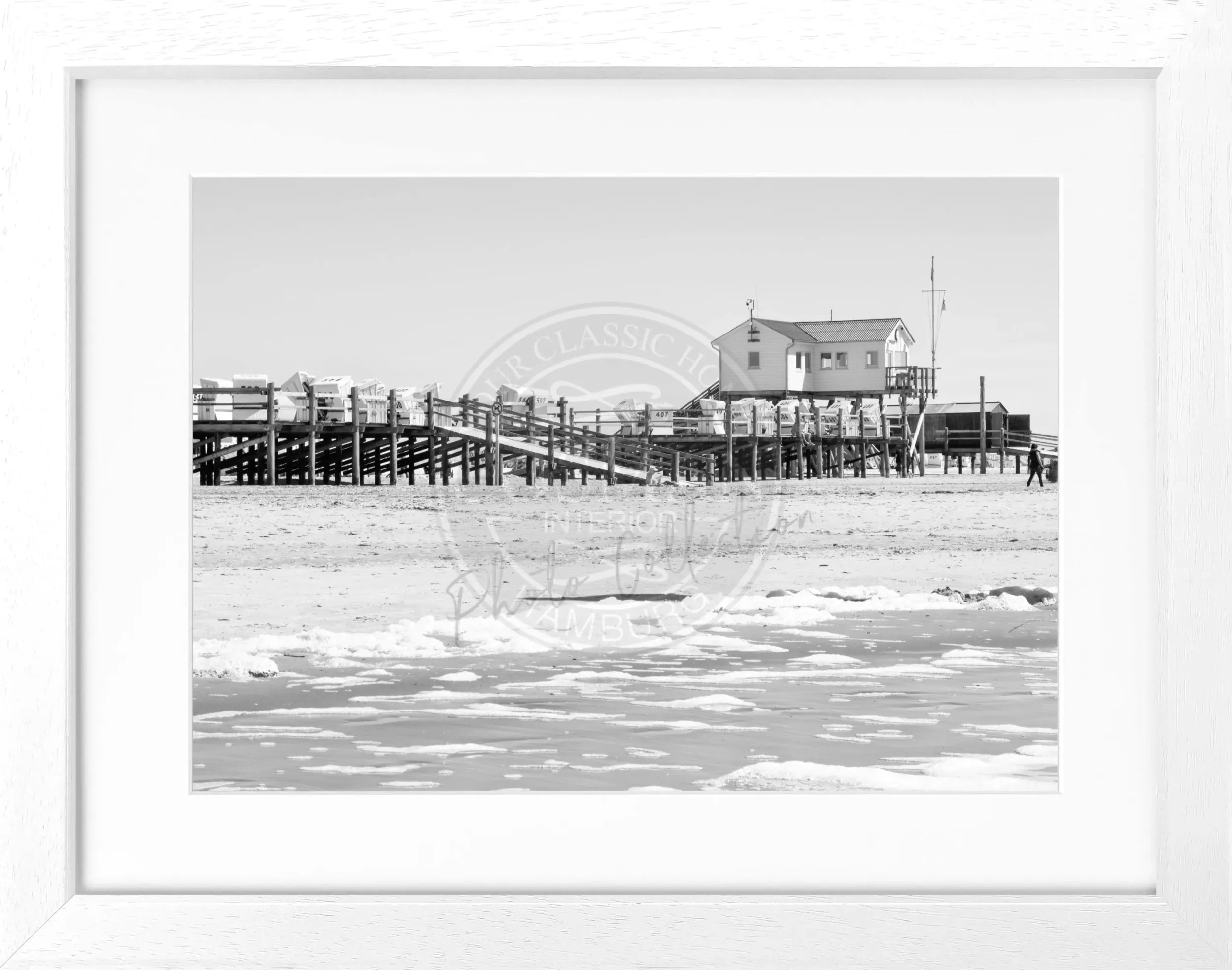Schwarz-weiß Poster mit Rahmen von Cosman-Photocollection, Sankt Peter Ording Strand, 31x25 cm, Motiv Beach.