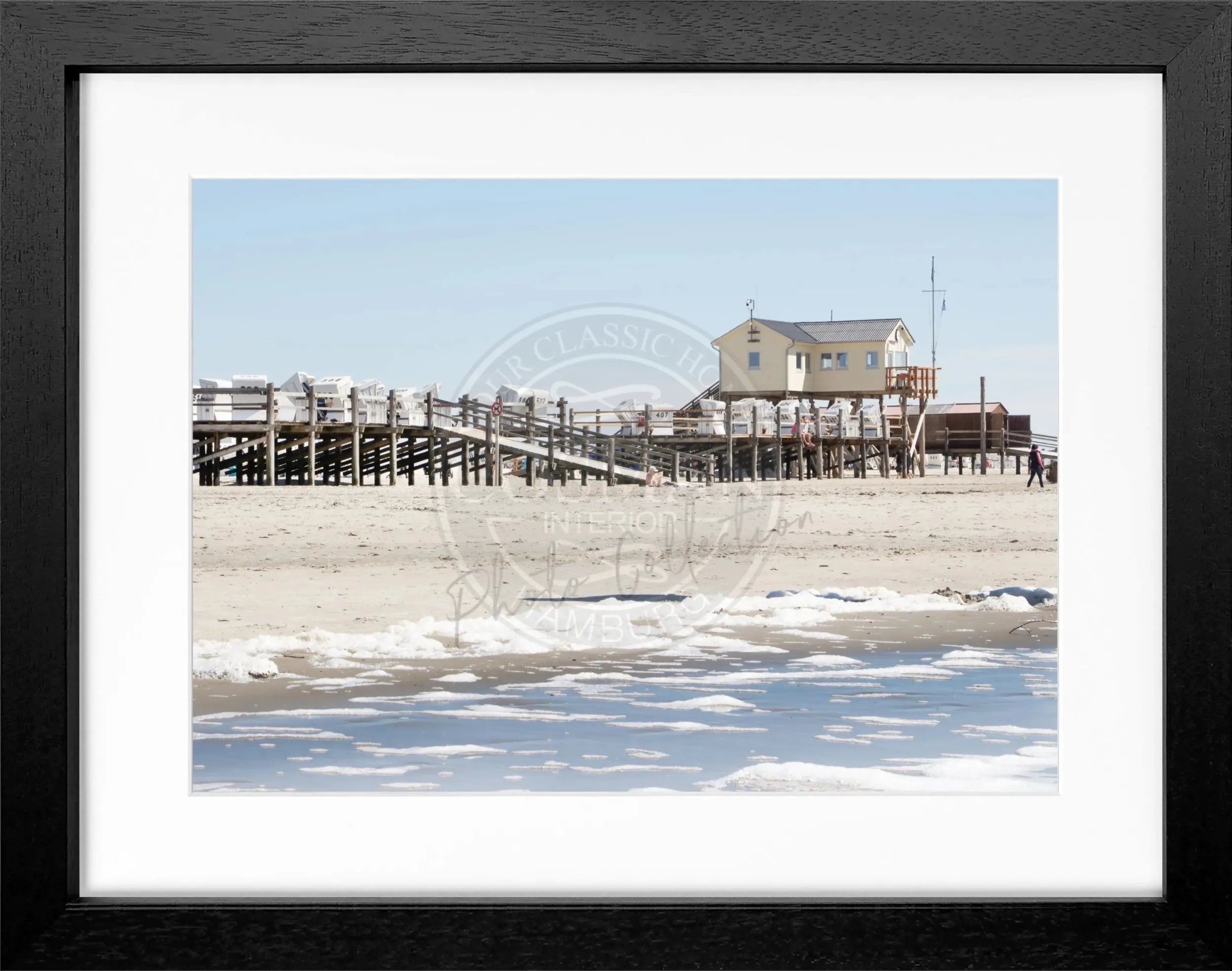 Schwarz-weiß Poster mit Rahmen, Sankt Peter Ording Beach Motiv, Cosman-Photocollection, 31cm x 25cm, Strandbild in natürlicher Szenerie