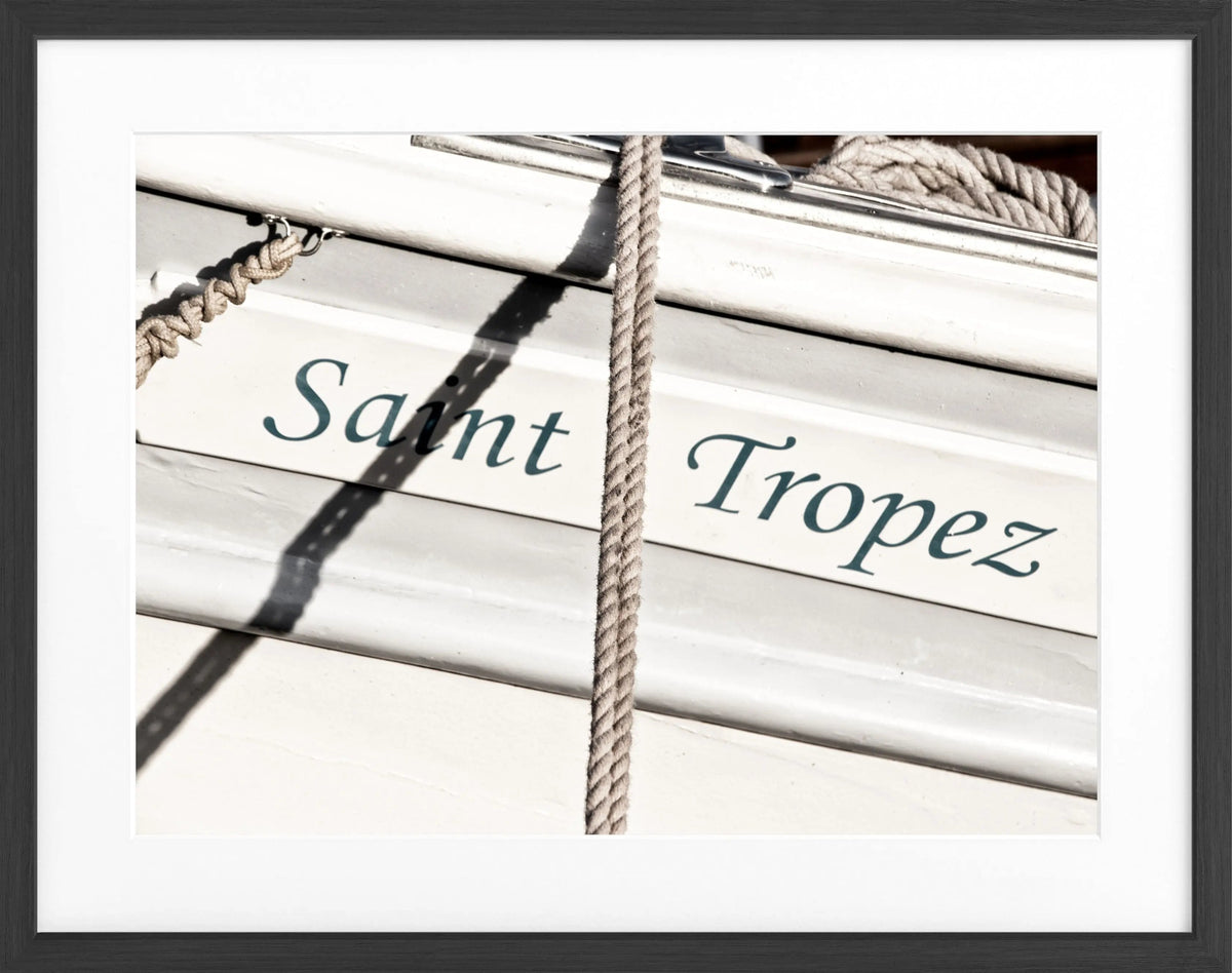 Schwarz-weiß Poster mit Rahmen von Cosman-Photocollection, Segelboot in Saint Tropez, 31x25cm, dekoratives Seemotiv